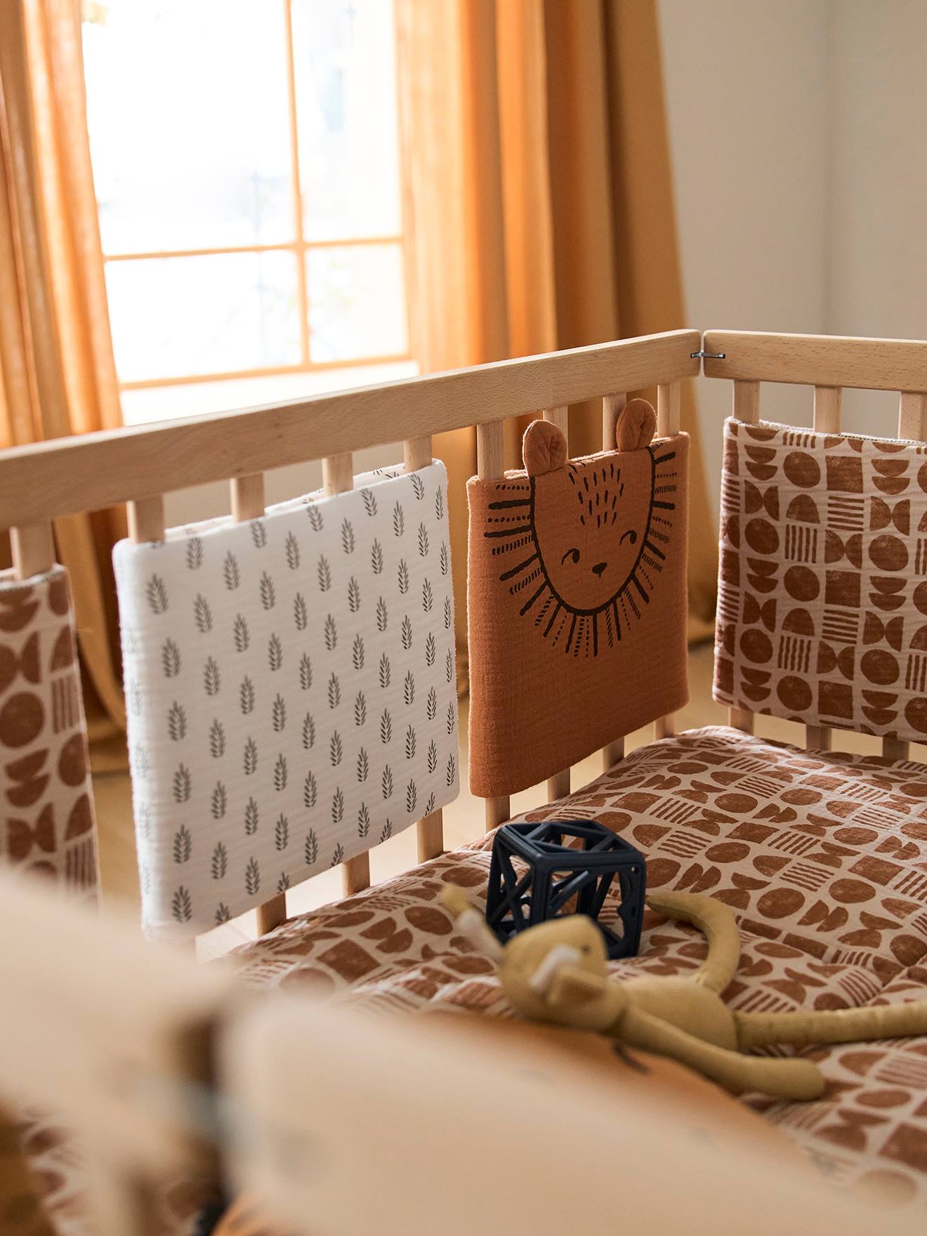Vertbaudet Baby Bettumrandung/Laufgitter-Polster ETHNIC mit Recycling-Polyester - beige bedruckt