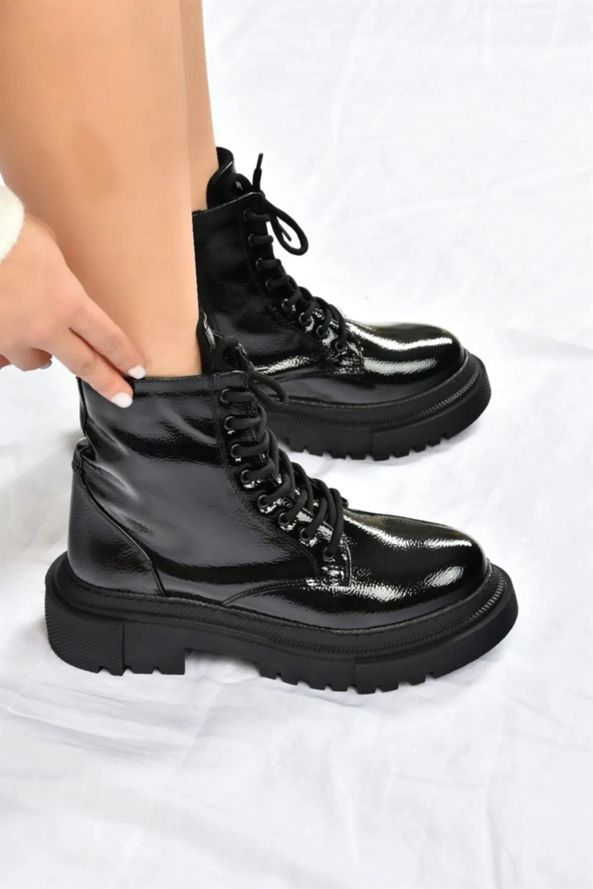 Fox Shoes  Tägliche Damenstiefel aus schwarzem Lackleder mit dicker Sohle L380500408