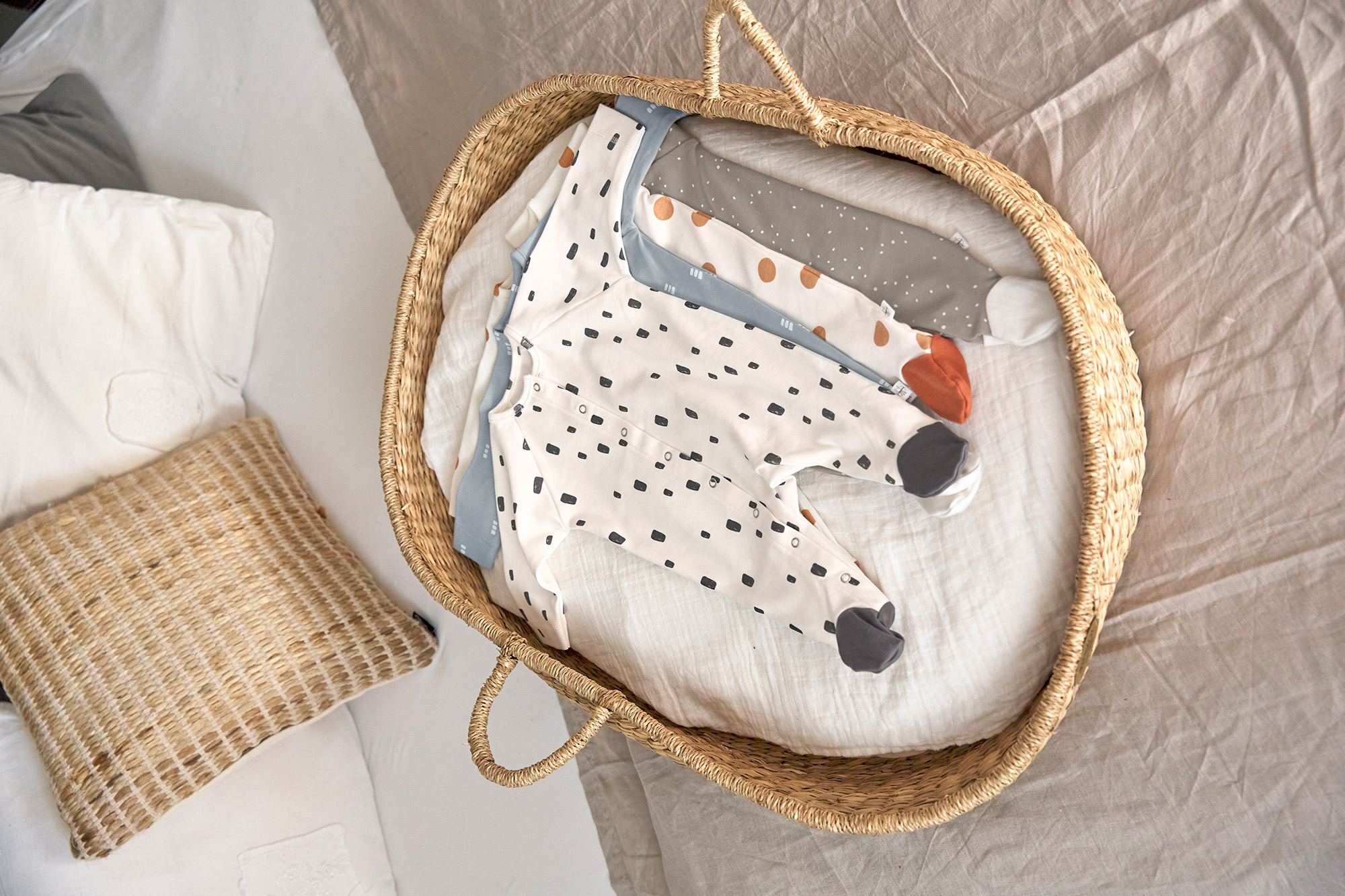 Baby Schlafanzug mit Füßen - Bio Baumwolle, Bricks, Weiß