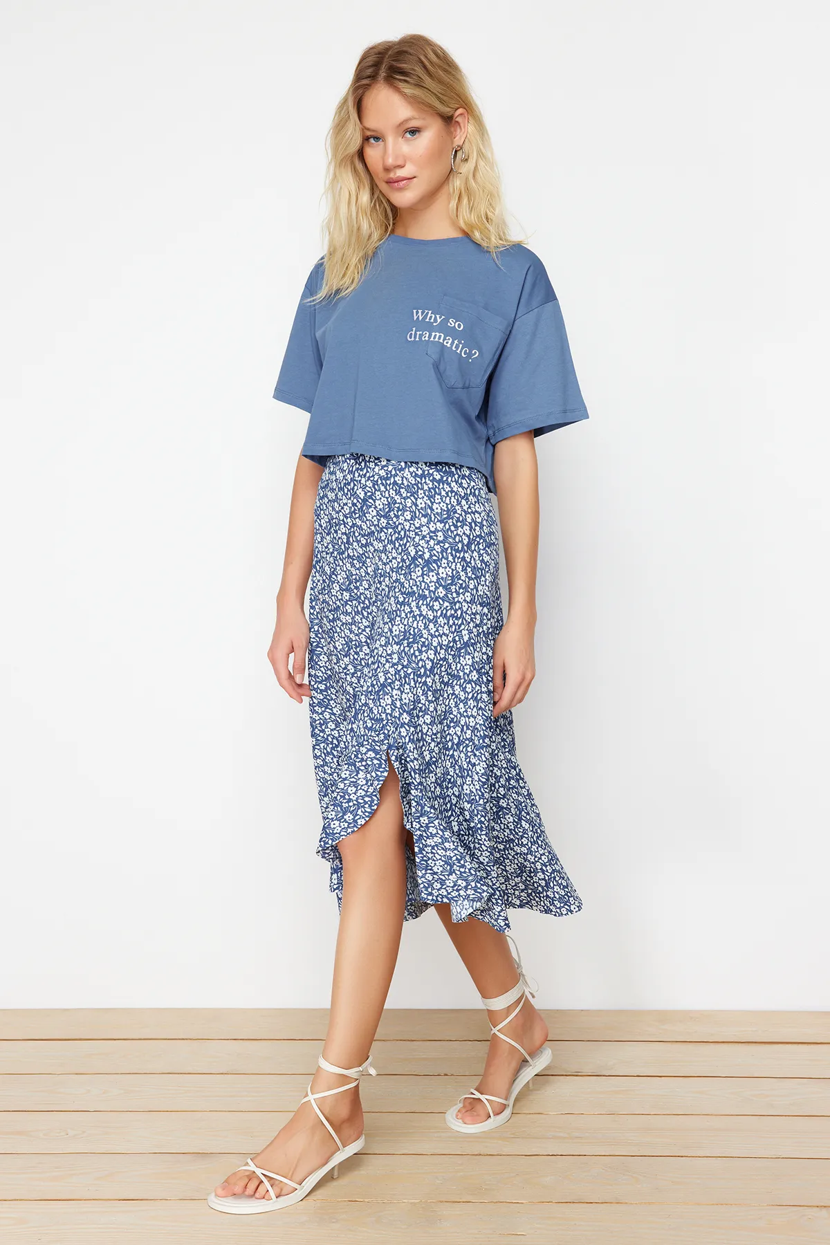 Trendyol Collection  Blau bedruckter High Waist Midi Stretch Strickrock mit Raffung und Volant TWOSS21ET0029