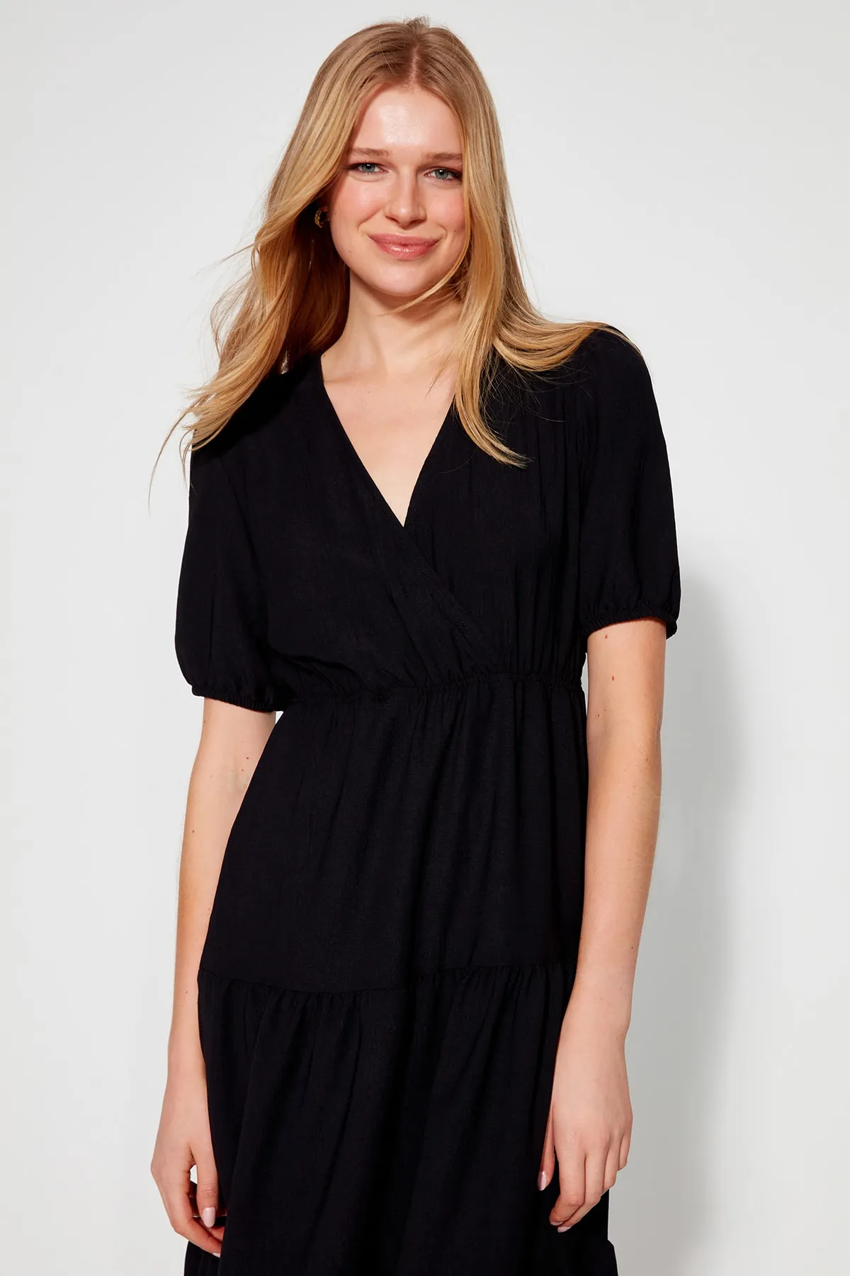 Trendyol Collection  Schwarzes, gerade geschnittenes, gewebtes Midi-Kleid mit zweireihigem Kragen und gewebtem Kragen TWOSS23EL00479