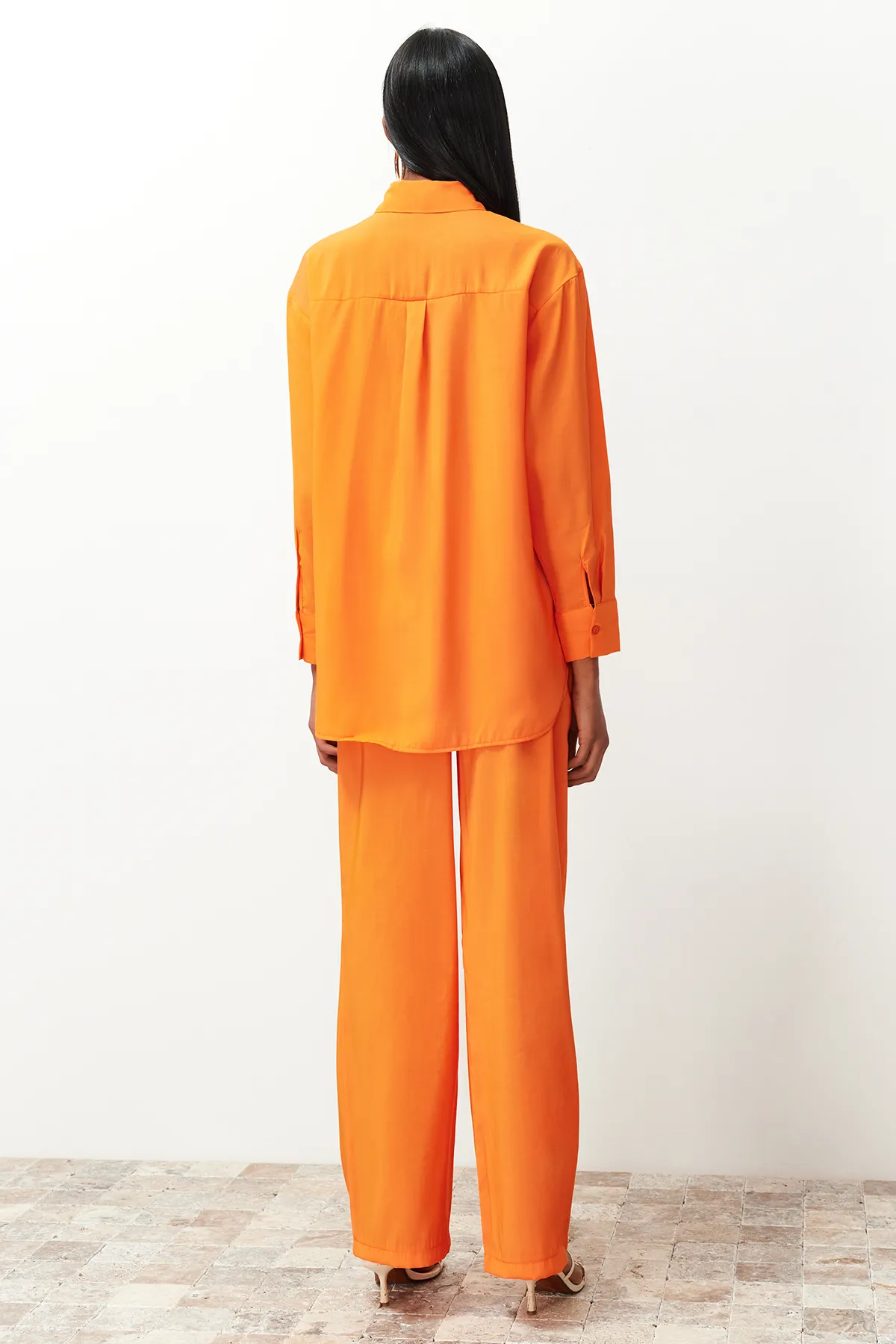 Trendyol Collection  Orangefarbenes Modal-Mischgewebe-Hemd, Hose, gewebtes Bottom-Top-Set TWOSS24AU00018