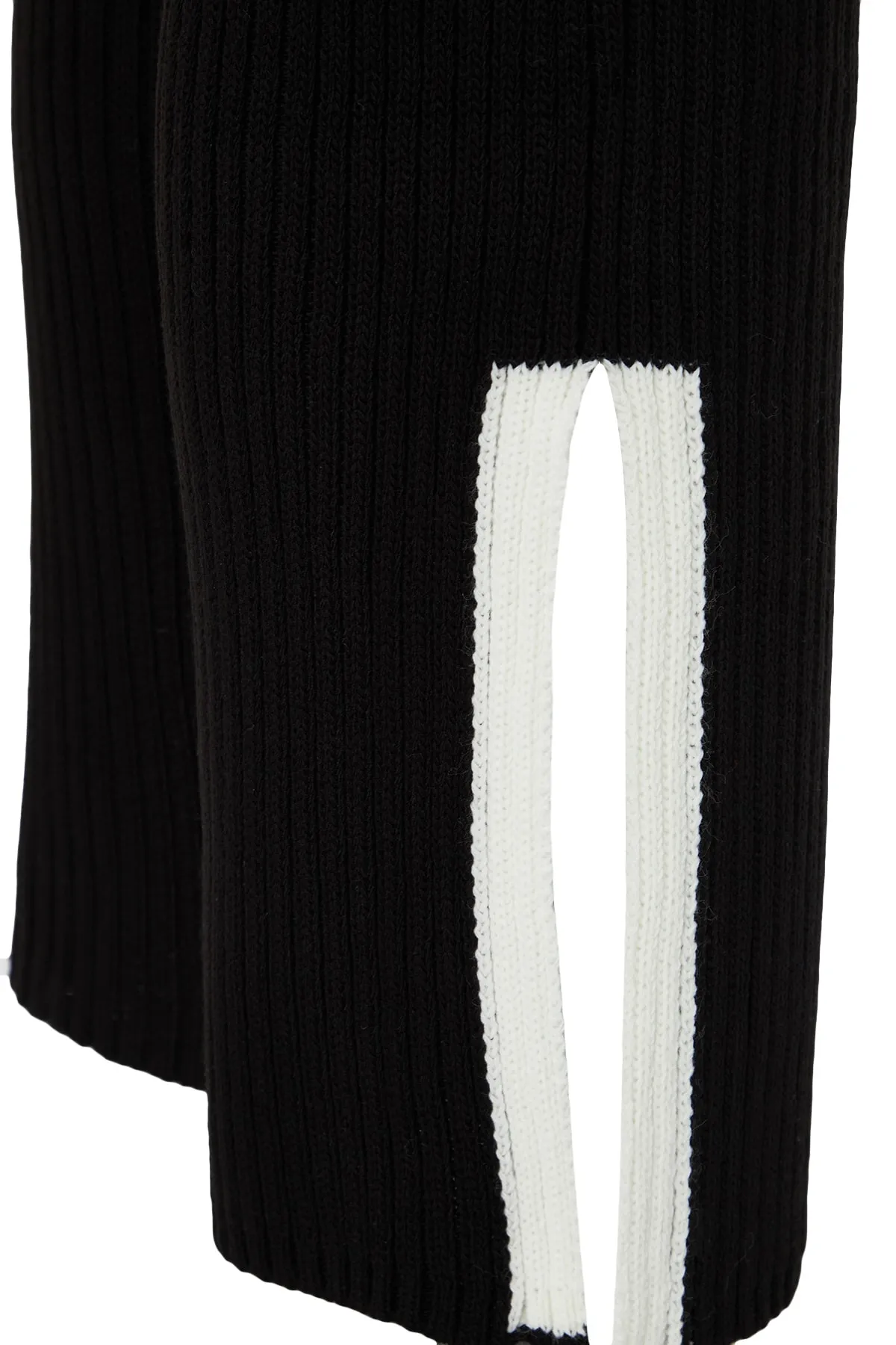 Trendyol Collection  Schwarzes Strickoberteil und -unterteil-Set mit Kordelzug und Farbblockdesign TWOAW24AU00021