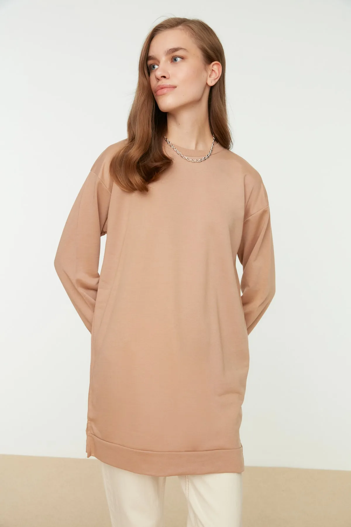 Trendyol Modest  Beigefarbenes Basic-Strick-Sweatshirt mit Rundhalsausschnitt und Schlitz und detailliertem Ausschnitt TCTAW22TW0138
