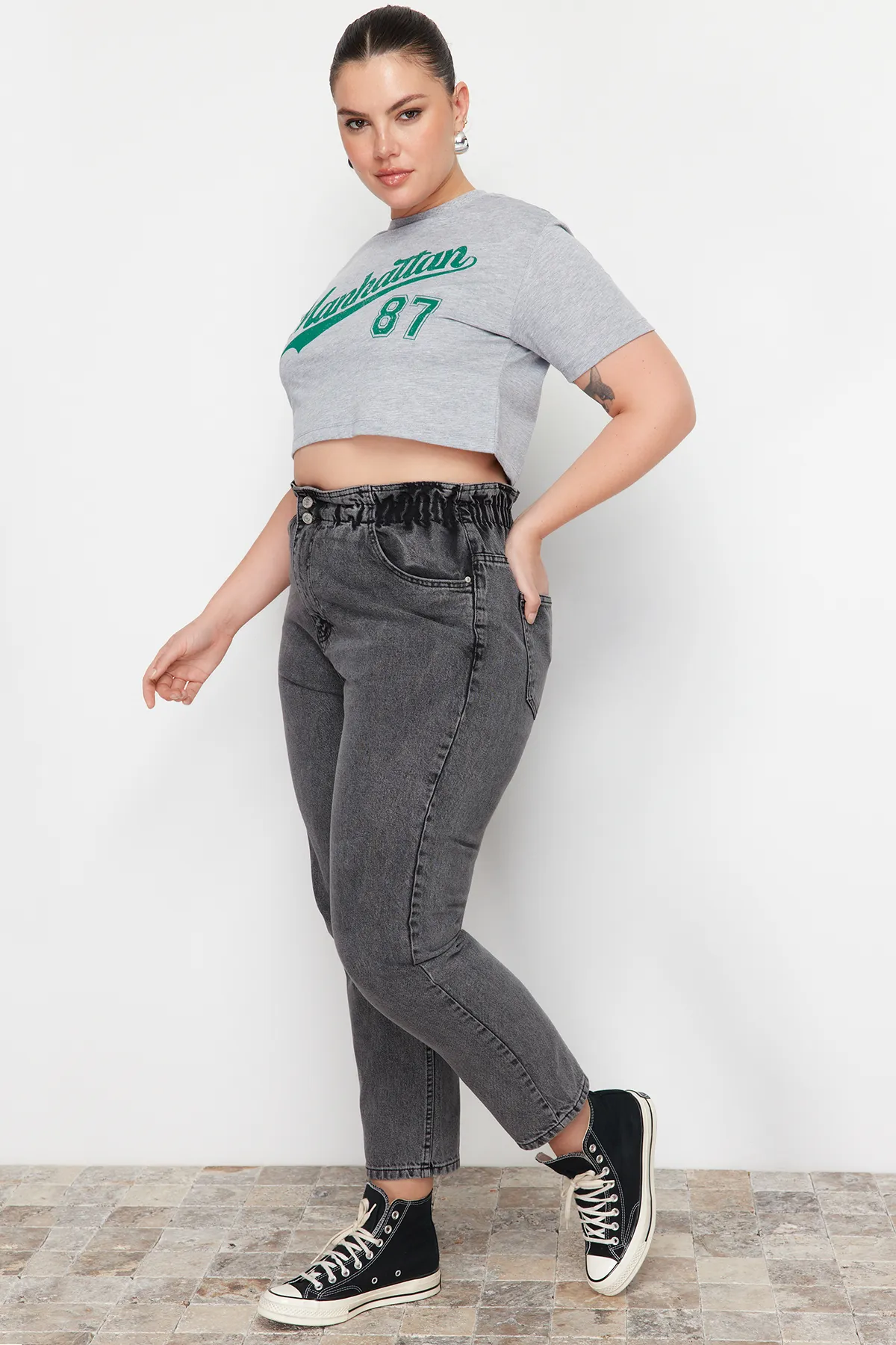 Trendyol Curve  Graue Mom-Jeans mit hoher Taille und elastischem Bund TBBAW23JE00002