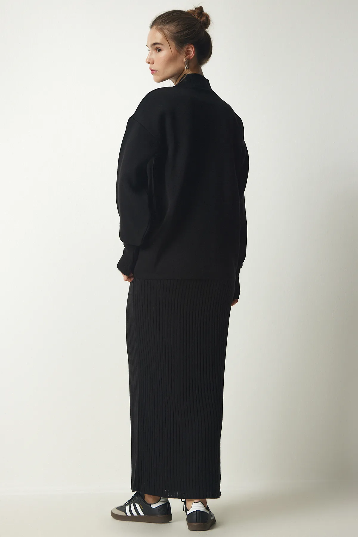 Happiness İstanbul  Schwarzes Sweatshirtkleid aus Rippstrick für Damen KG00006