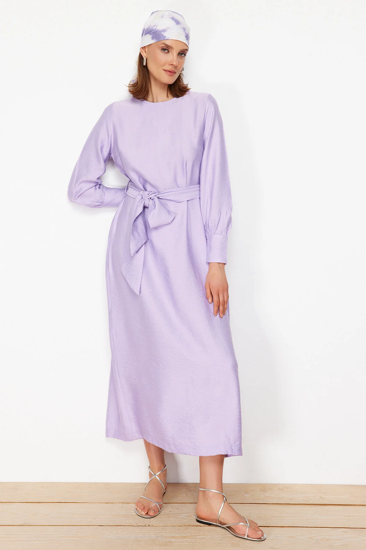 Trendyol Modest  Fliederfarbenes, gewebtes Kleid in Leinenoptik mit breitem Gürtel und Reißverschlussbündchen TCTSS23EB00219