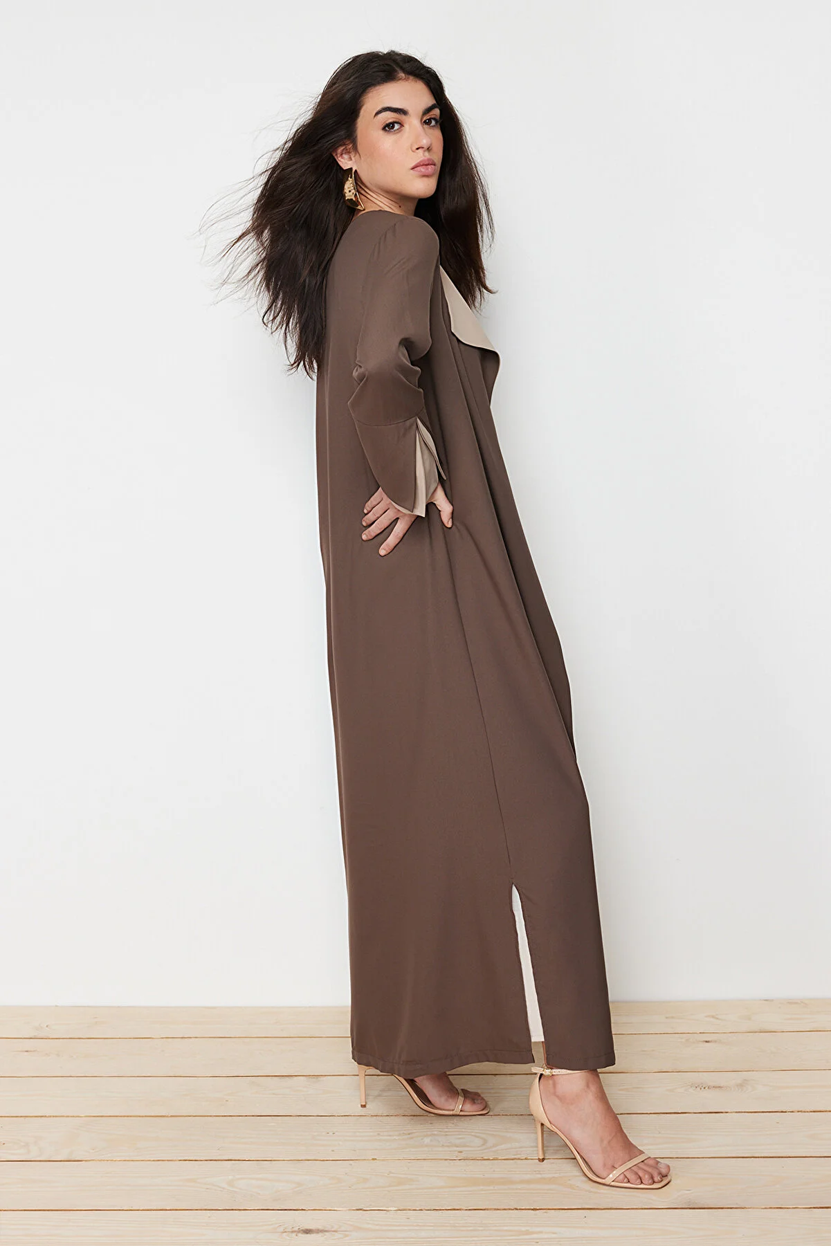 Trendyol Modest  Braune, steinfarbene, lange, gewebte Aerobin-Kappe & Ferace & Abaya TCTSS24KF00011