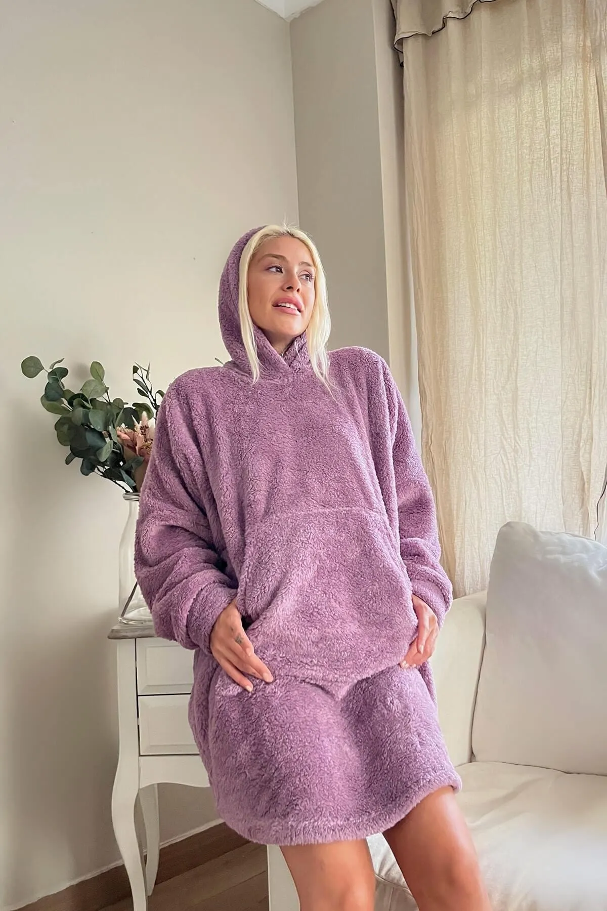 Pijamaevi  Lilafarbener, übergroßer Sweat-Poncho-Pyjama mit Kapuze aus Vollplüsch