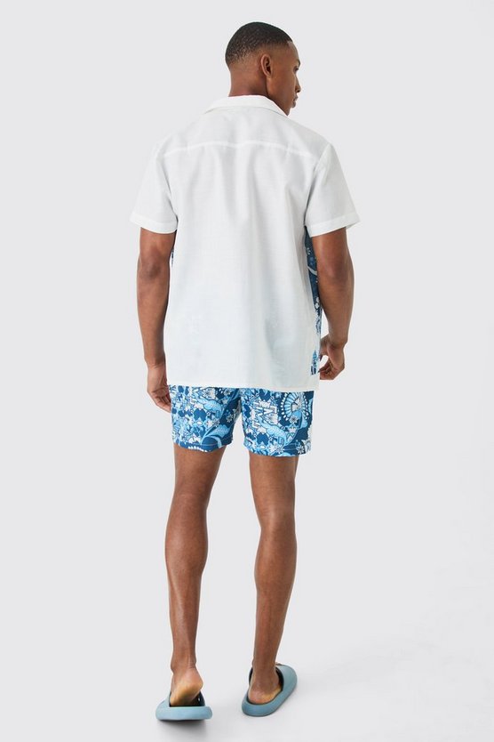 Gemustertes Hemd und Badehose