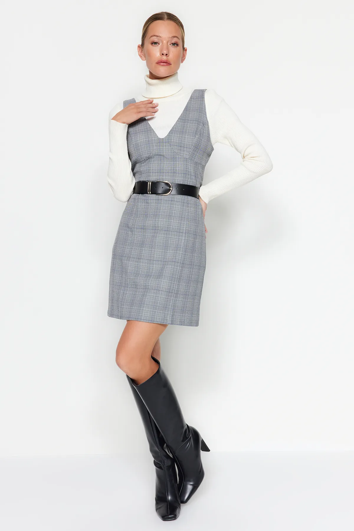 Trendyol Collection  Graues, gewebtes Gilet-Kleid mit Gürtel und Gürtel TWOAW24EL00559