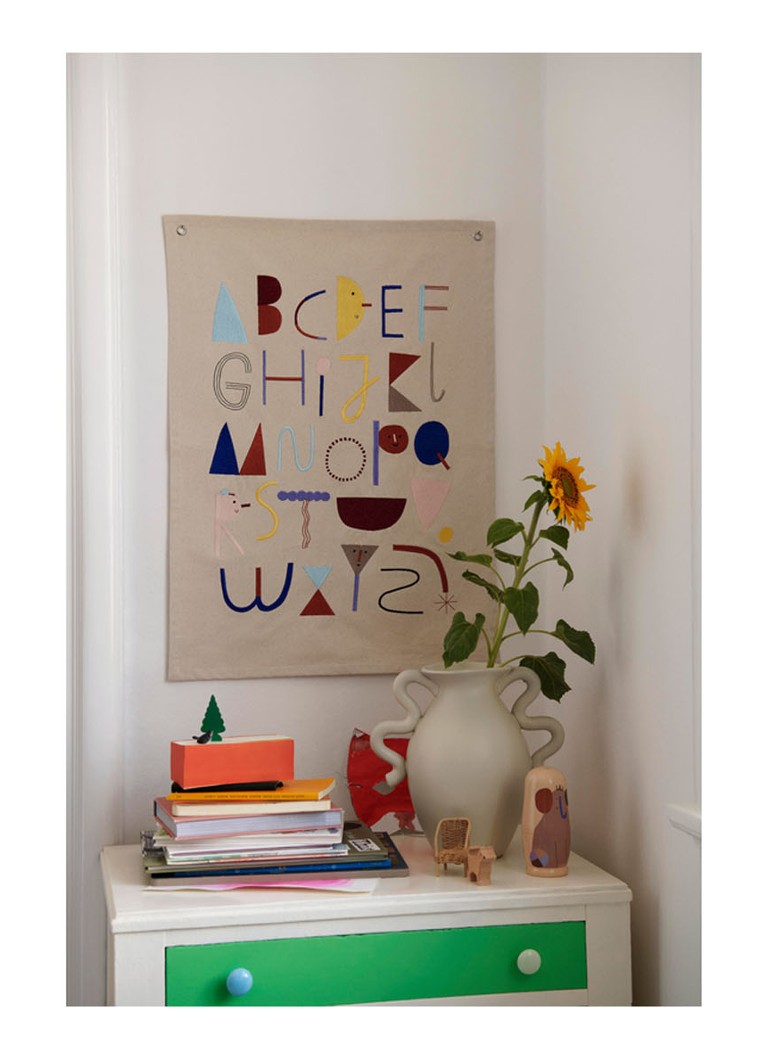Tkanina z nadrukiem alfabetu Ferm Living z bawełny organicznej, 50 x 70 cm.