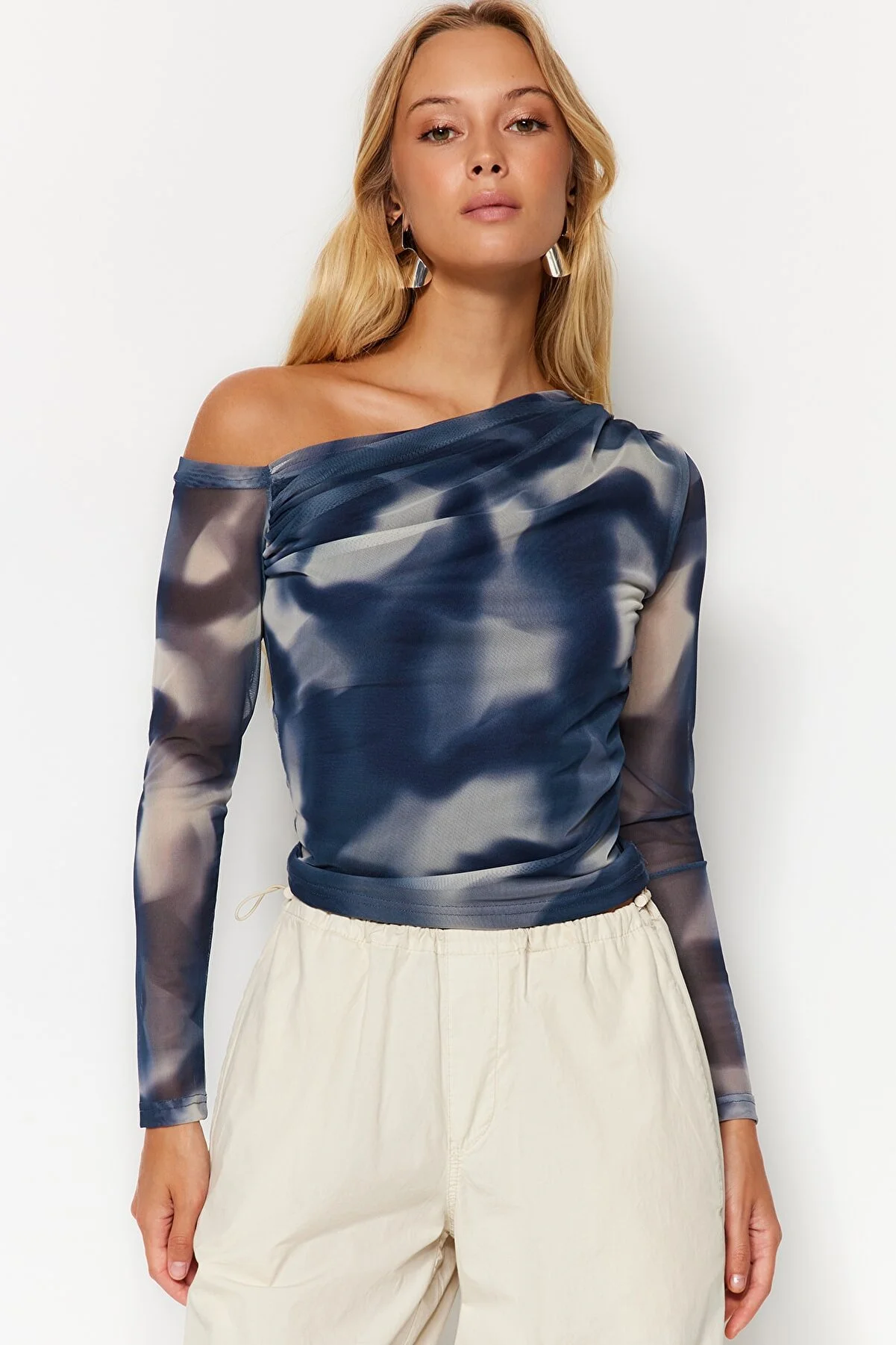 Trendyol Collection  Petrolfarbene, mit Tüll gefütterte Strickbluse mit asymmetrischem Kragen TWOAW24BZ00051