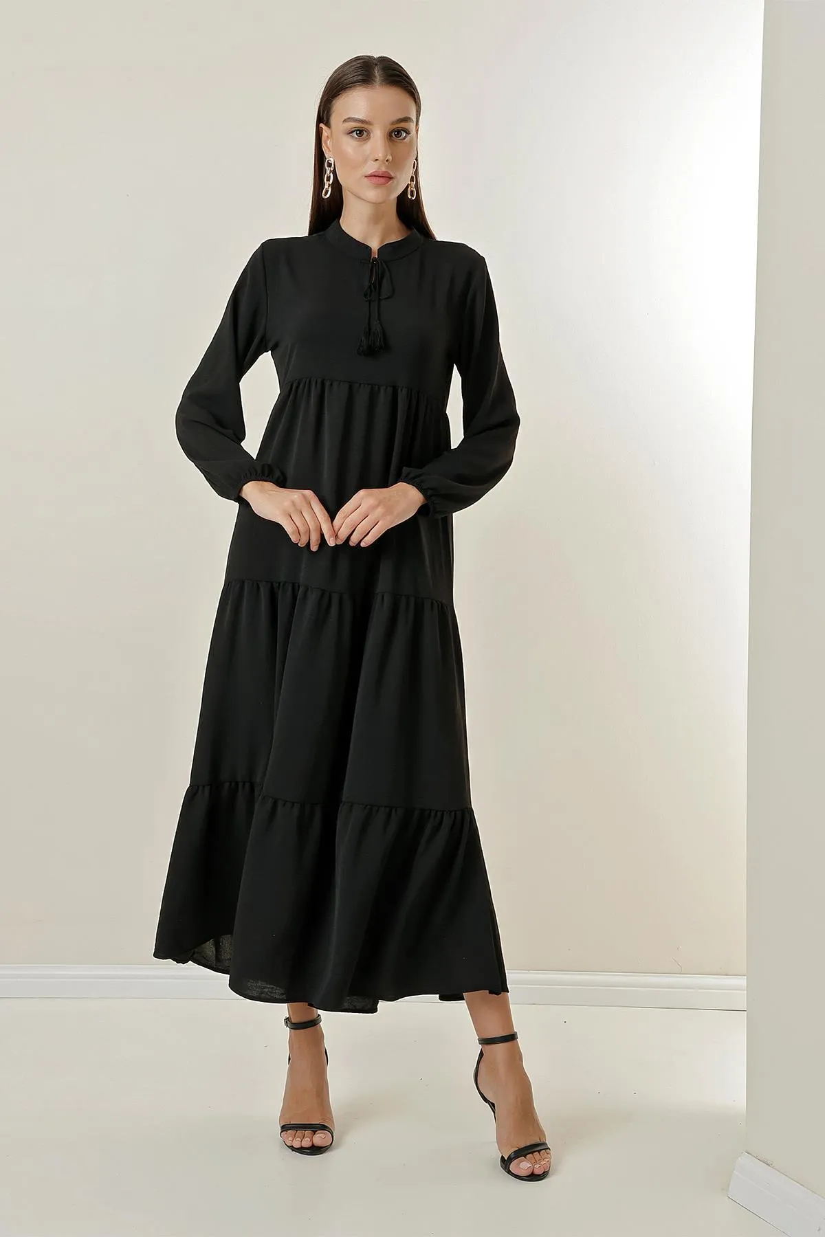 By Saygı  Langes Hijab-Kleid mit Kragen und Schnürung