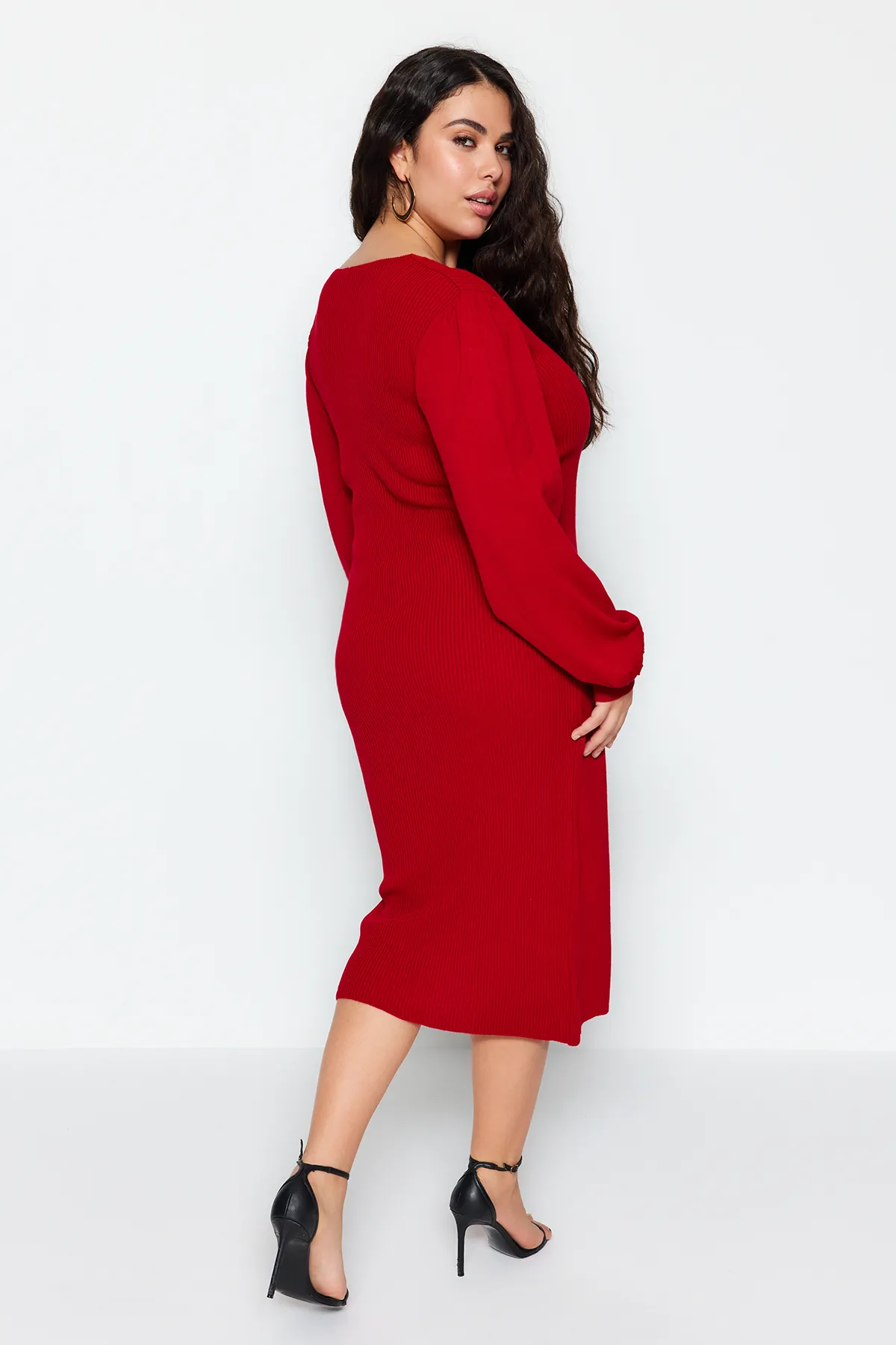 Trendyol Curve  Rotes, figurbetontes Midi-Strickkleid in Übergröße TBBAW23AH00032