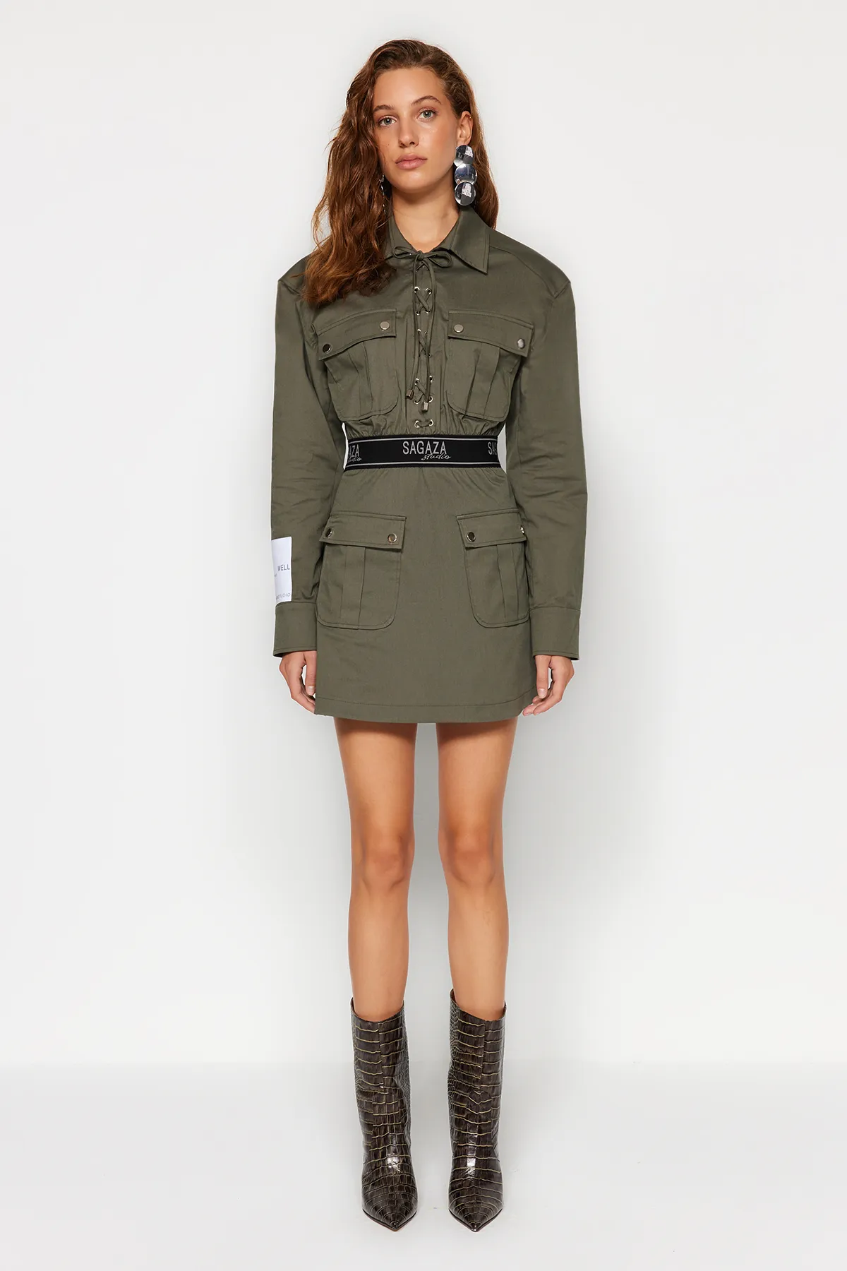 Trendyol Collection  X Sagaza Studio Khaki-Popeline-Kleid mit elastischer Taille TCLAW24EL00007