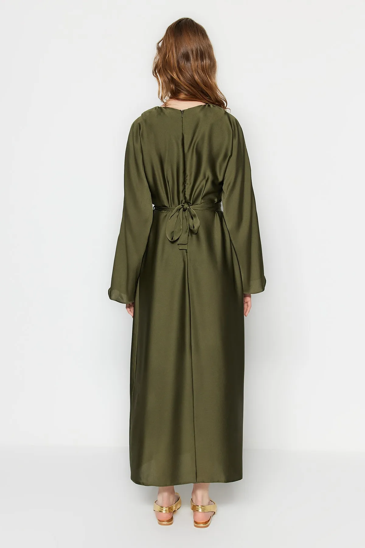 Trendyol Modest  Dunkelkhakifarbenes Abendkleid aus Satin mit Gürtel TCTSS23DB00019
