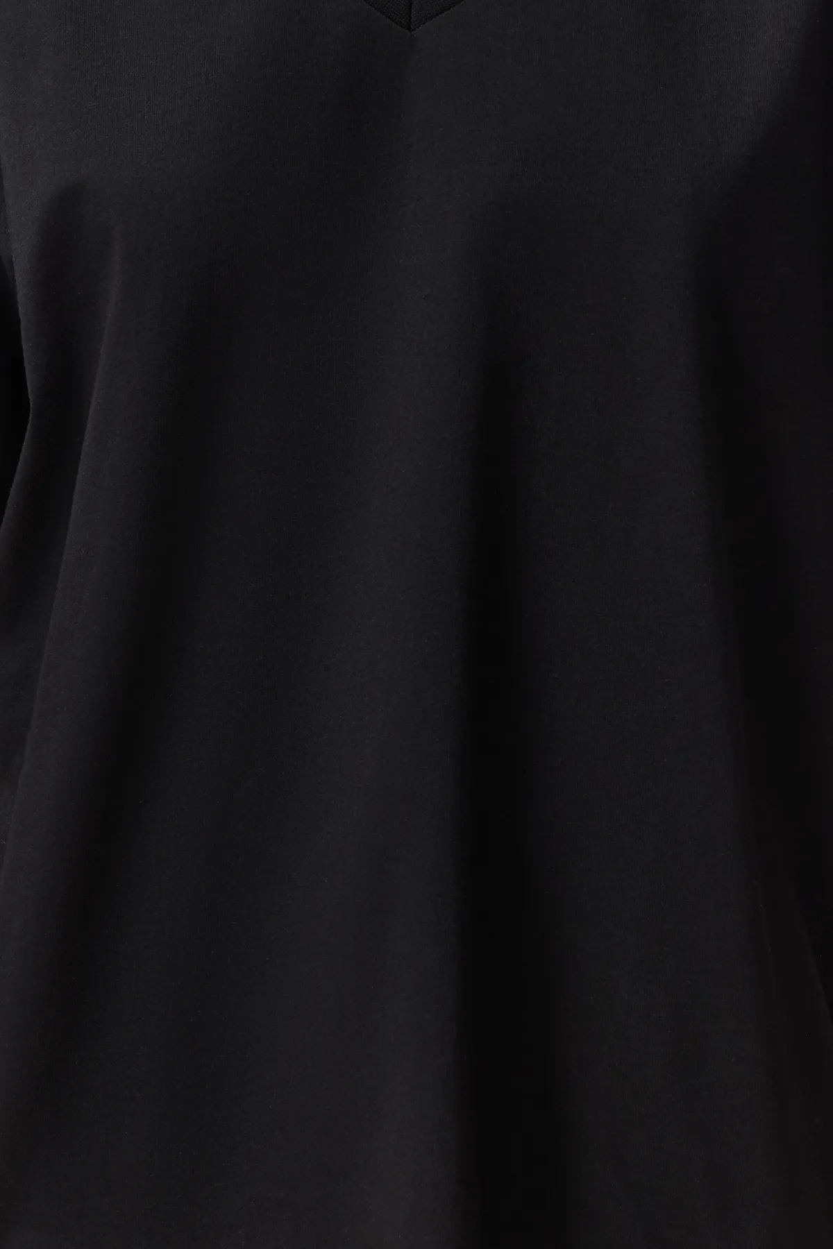 Trendyol Collection  Schwarzes Boyfriend-Strick-T-Shirt mit V-Ausschnitt aus 100 % Baumwolle TWOSS23TS00003