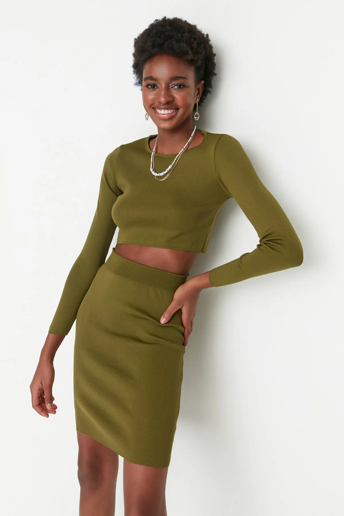 Trendyol Collection  Khakifarbenes Strickoberteil- und -unterteil-Set mit superkurzem Rock TWOAW23AU00009
