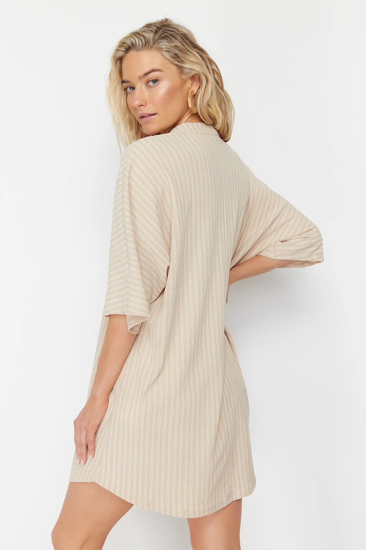 Trendyol Collection  Beiges, weit geschnittenes, gestricktes Mini-Strandkleid mit Bindeband TBESS23EL00080