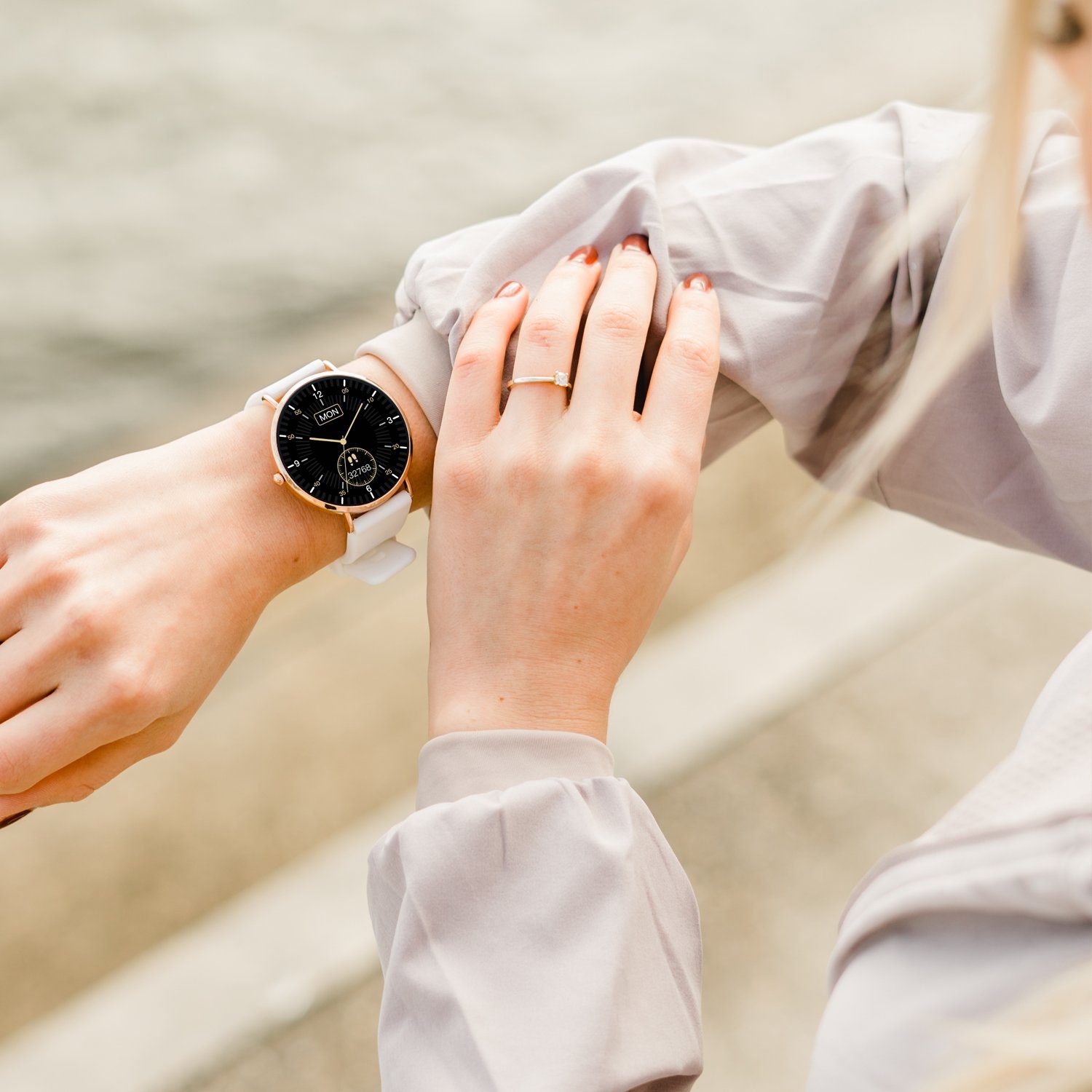 XCOAST SIONA 2 Damen Smartwatch (4,2 cm/1,3 Zoll, iOS und Android) Polar White, Fitness Tracker, 3-tlg., neueste Generation, Blutsauerstoffmesser, Wasserdicht, Ultra flach, Puls, Blutdruck, brillante Farben, AMOLED