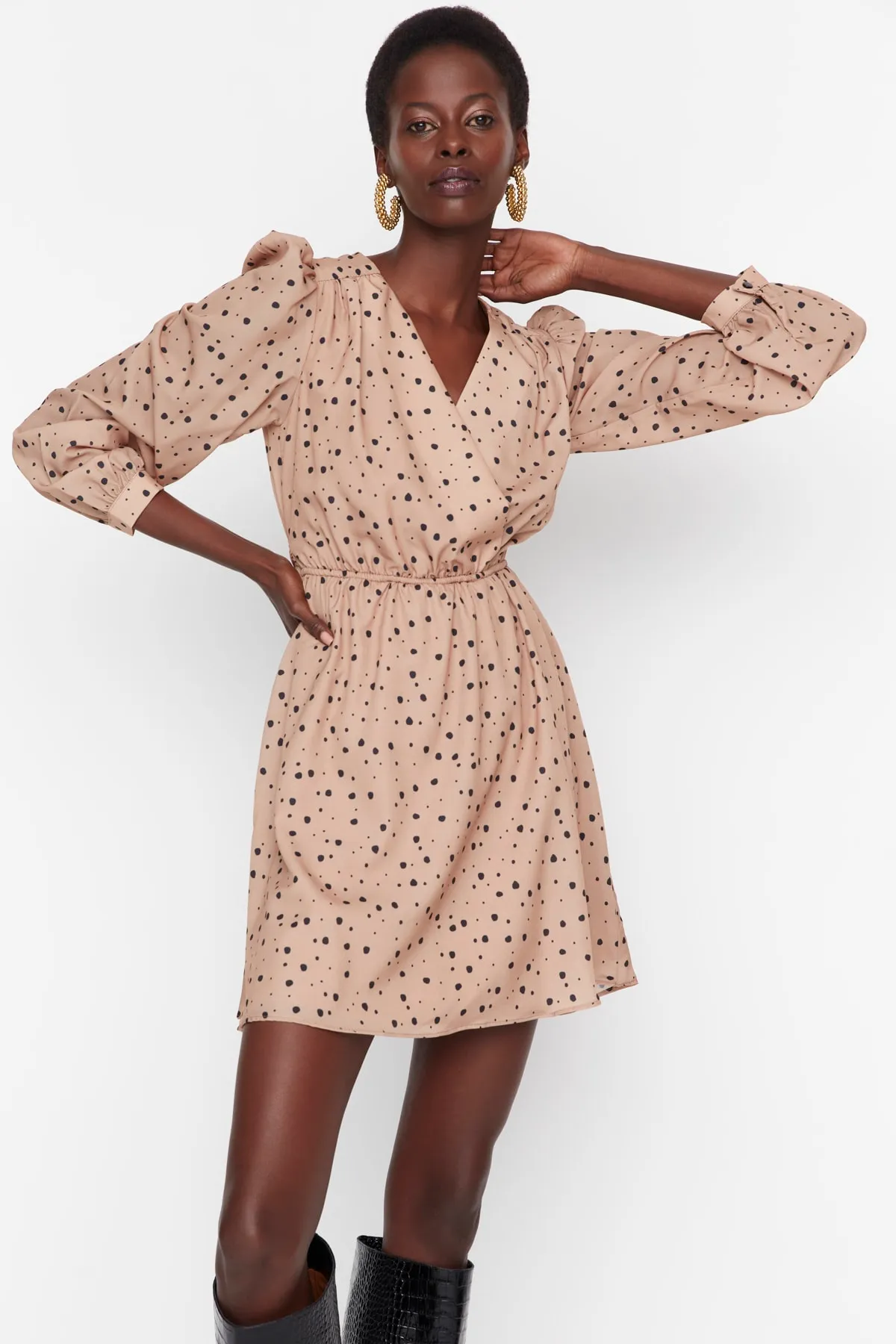 Trendyol Collection  Mini-Webkleid mit kamelfarbenem Rock, Öffnung an der Taille und Bindedetail TWOAW21EL1821