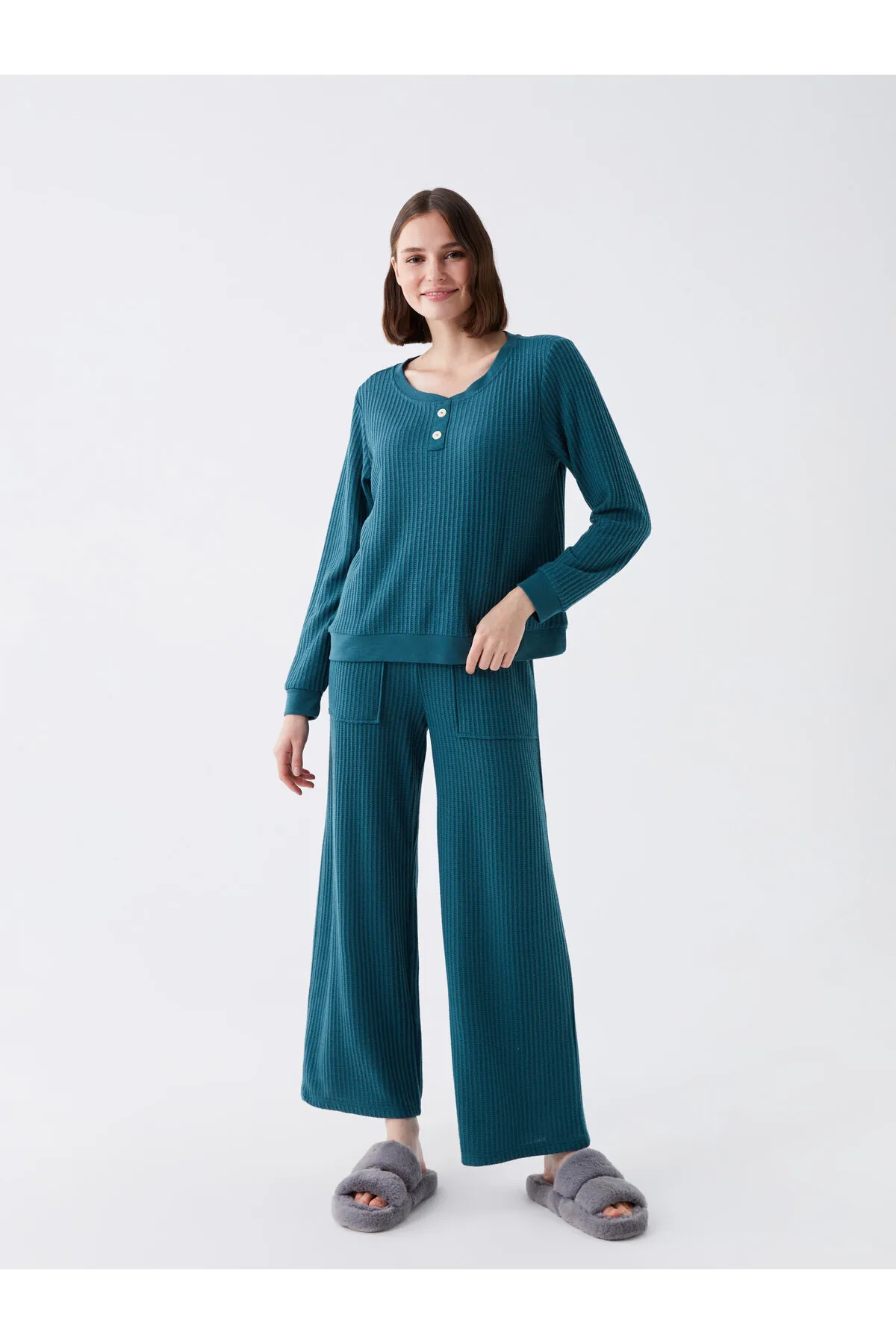 LC Waikiki  Gemustertes Langarm-Damenpyjama-Set mit Rundhalsausschnitt