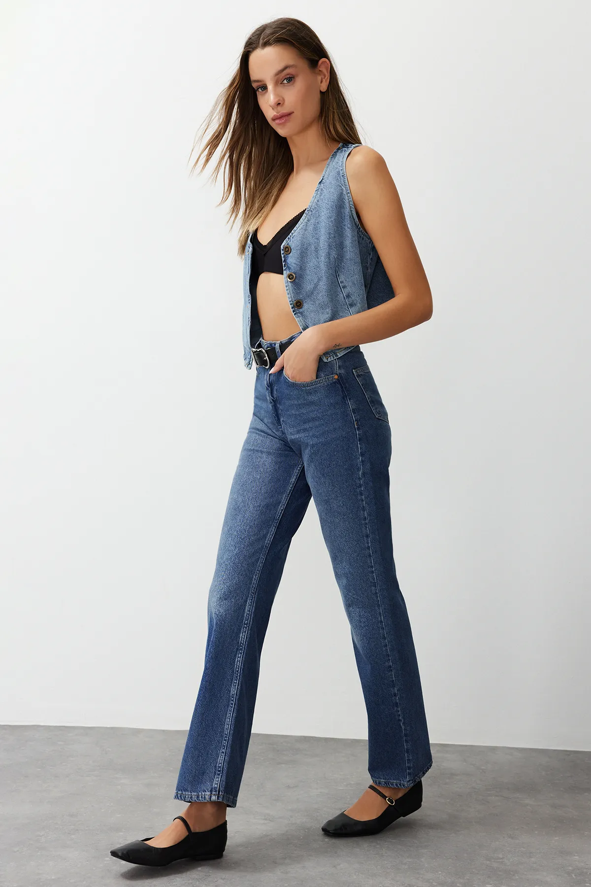 Trendyol Collection  Blaue Jeans mit hoher Taille und weitem Bein TWOAW24JE00073