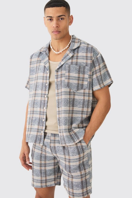 Kastiges strukturiertes Hemd und Shorts