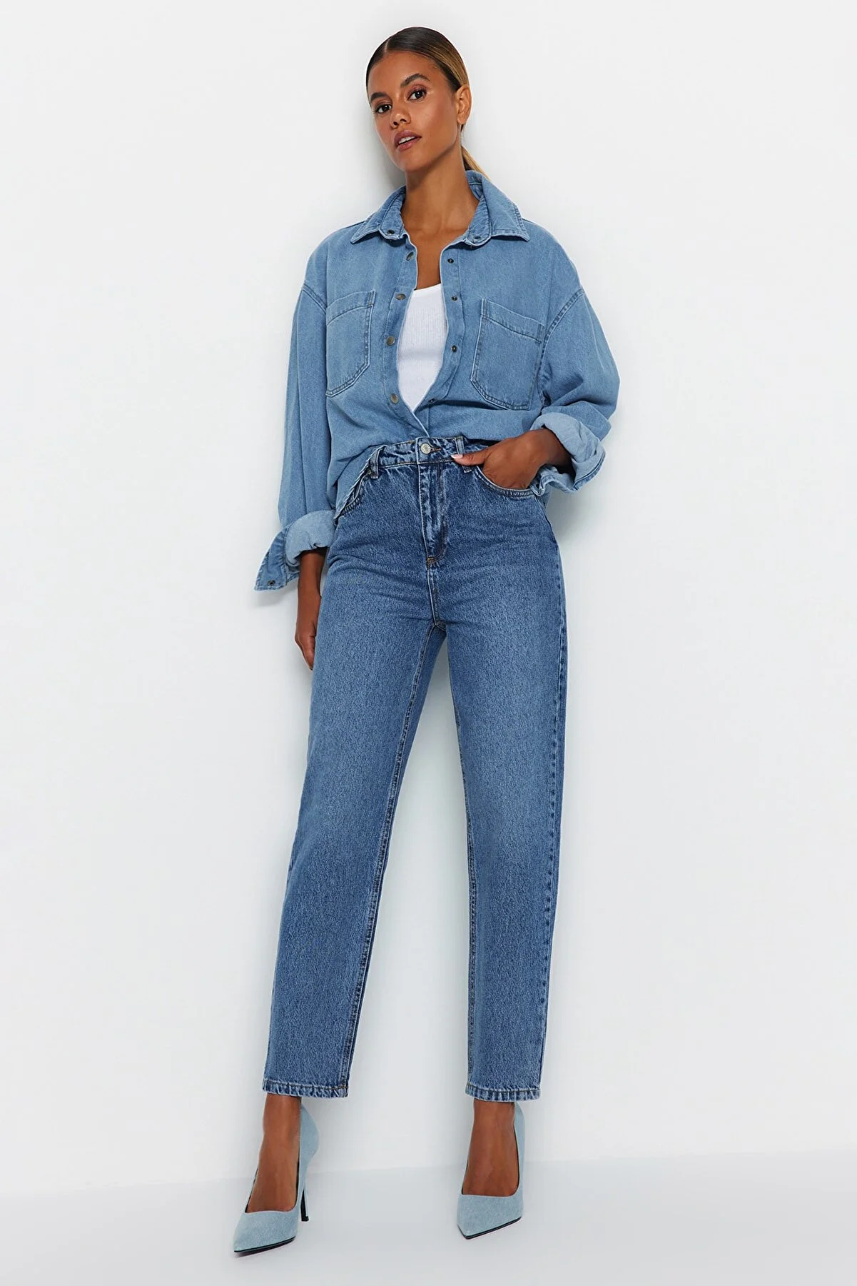 Trendyol Collection  Blaue Mom-Jeans mit hoher Taille TWOAW24JE00076