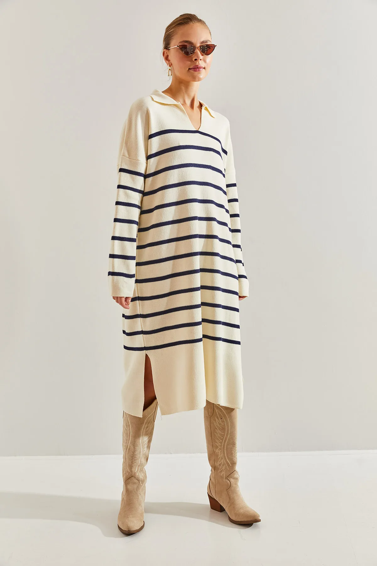 Bianco Lucci  Gestreiftes Strickkleid für Damen mit V-Ausschnitt und seitlichem Schlitz