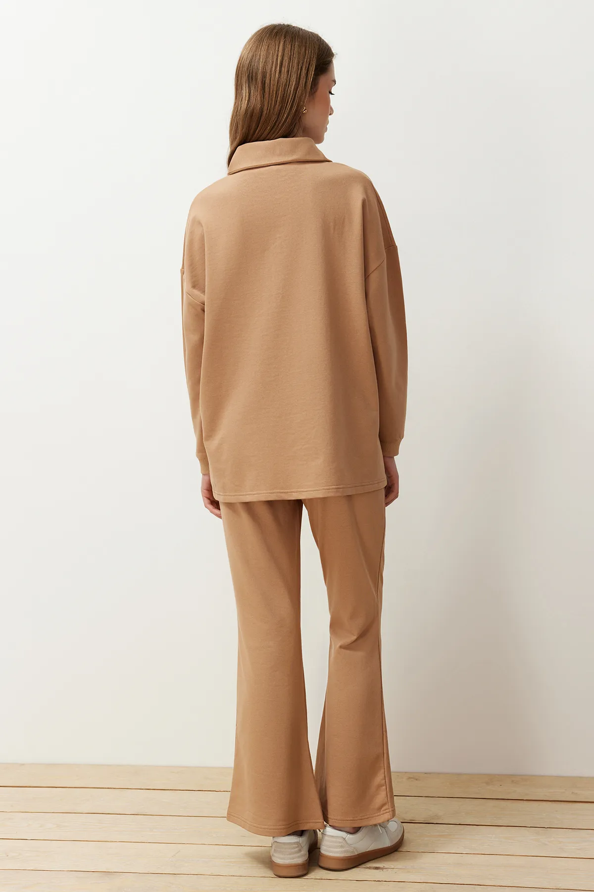 Trendyol Modest  Beiges Set aus Oberteil und Unterteil mit Polokragen und goldenen Knöpfen TCTSS24US00057