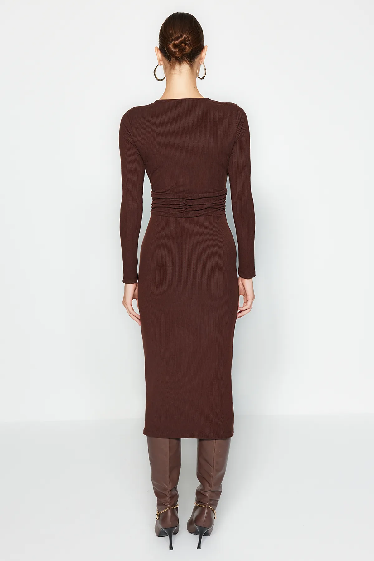 Trendyol Collection  Braunes Maxi-Strickkleid aus strukturiertem Stoff mit V-Ausschnitt und Taillendetail TWOAW24EL00791
