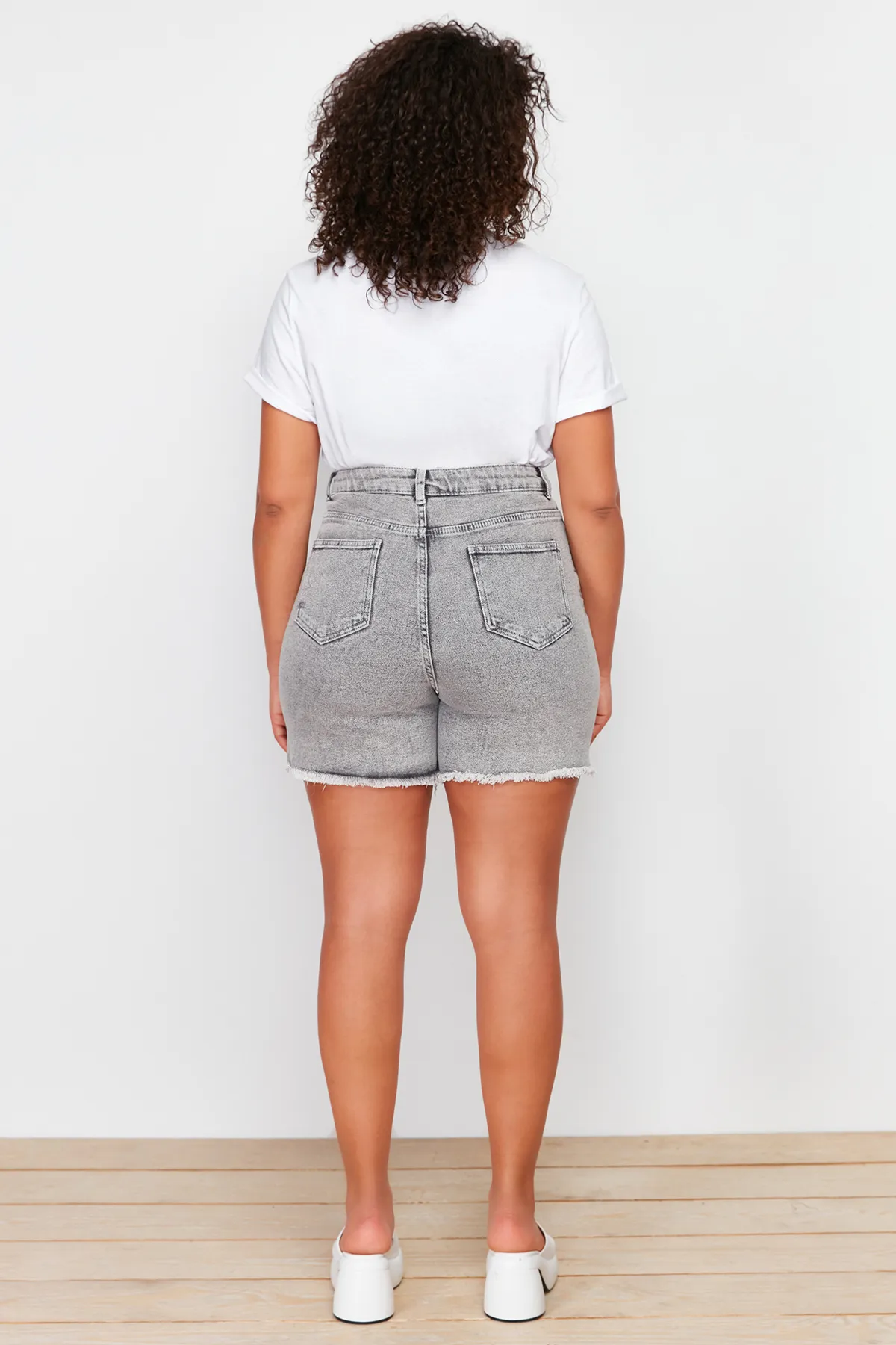 Trendyol Curve  Graue Mini-Jeansshorts mit Taschen und Quastendetails TBBSS24AP00010