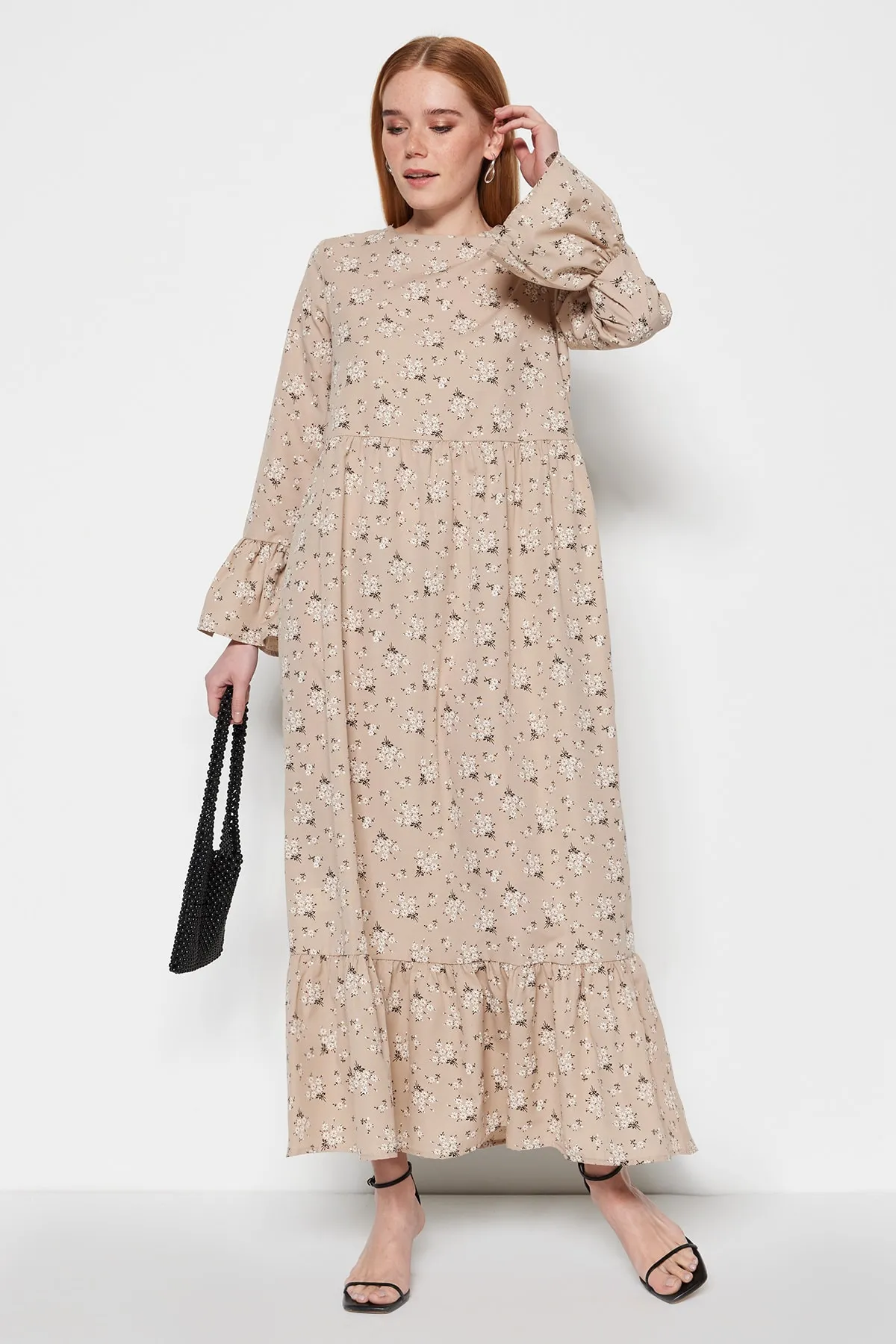 Trendyol Modest  Dunkelbeiges Kleid aus gewebter Baumwolle mit Blumenmuster und Schwungrad-Detail an den Ärmeln TCTSS23EB00273