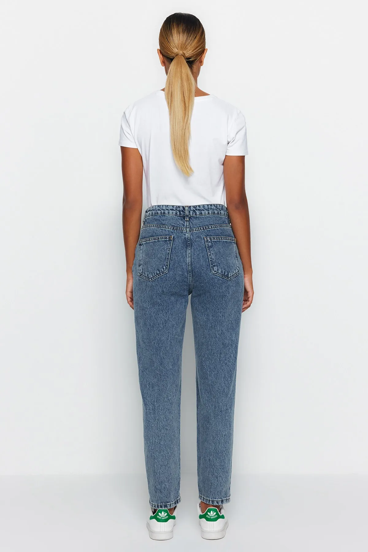 Trendyol Collection  Blaue Mom-Jeans mit hoher Taille TWOAW24JE00034