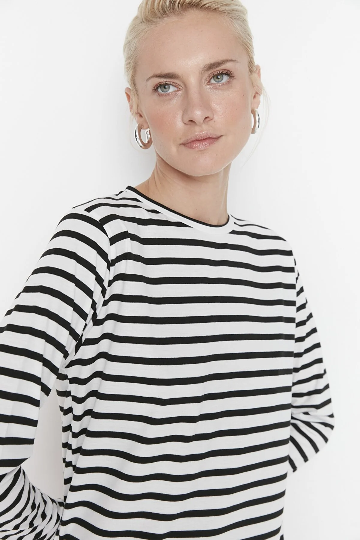 Trendyol Collection  Weiß gestreiftes Basic-Strick-T-Shirt TWOAW23TS00002