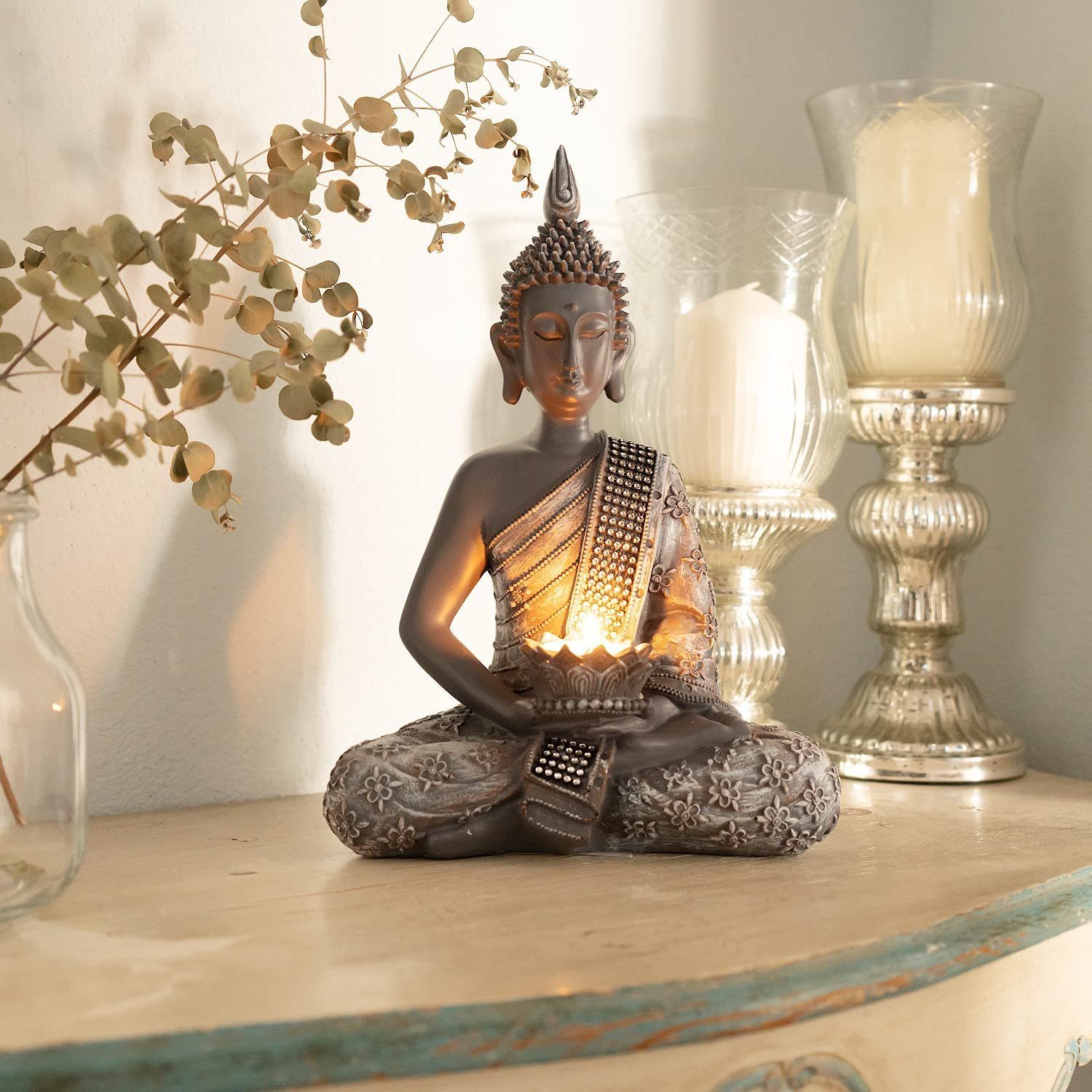 INtrenDU Buddhafigur Buddha Statue mit Teelichthalter 31cm, mit Strassbestückter Schärpe