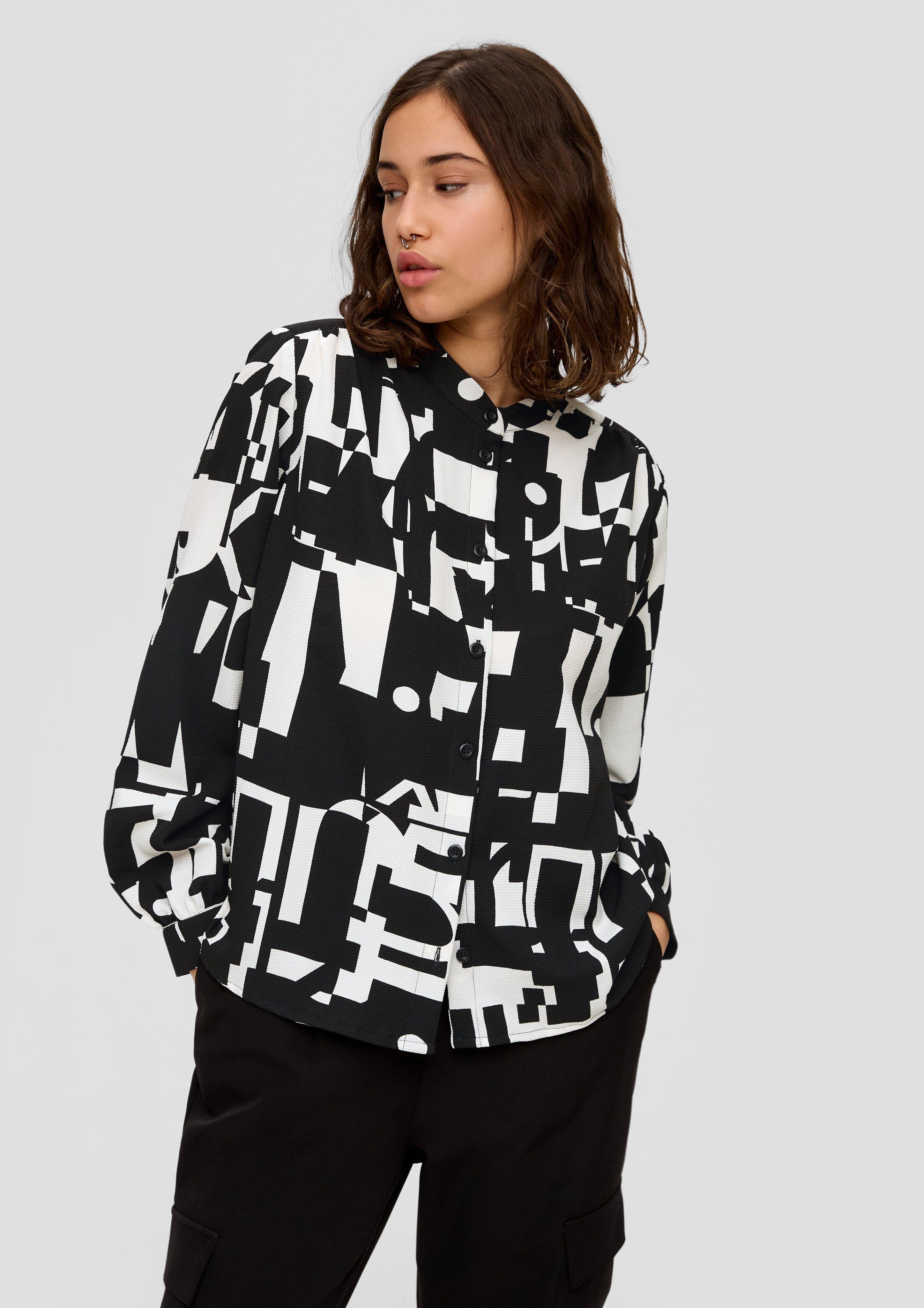 Hochgeschlossene Bluse mit Allover-Print  2140618-99A2
