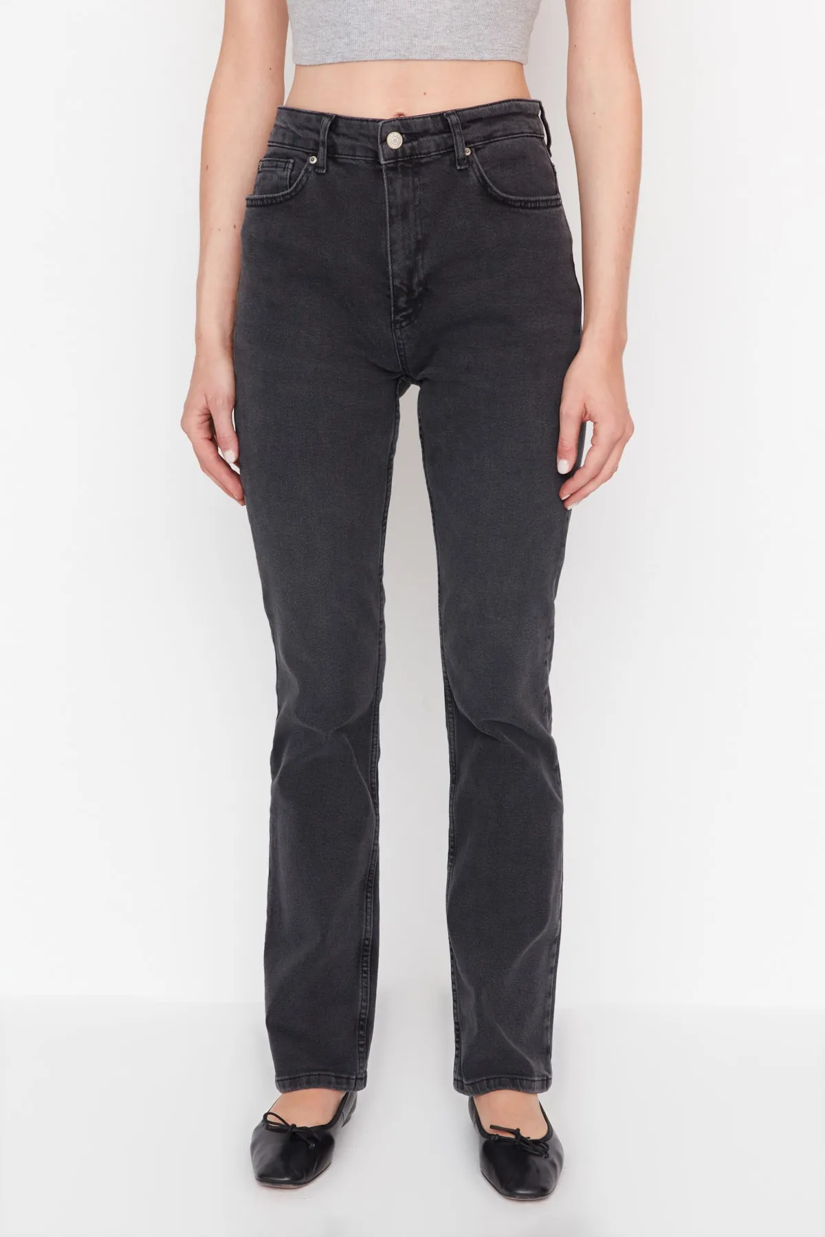 Trendyol Collection  Schwarze, nachhaltigere Bootcut-Jeans mit hoher Taille TWOAW23JE00353
