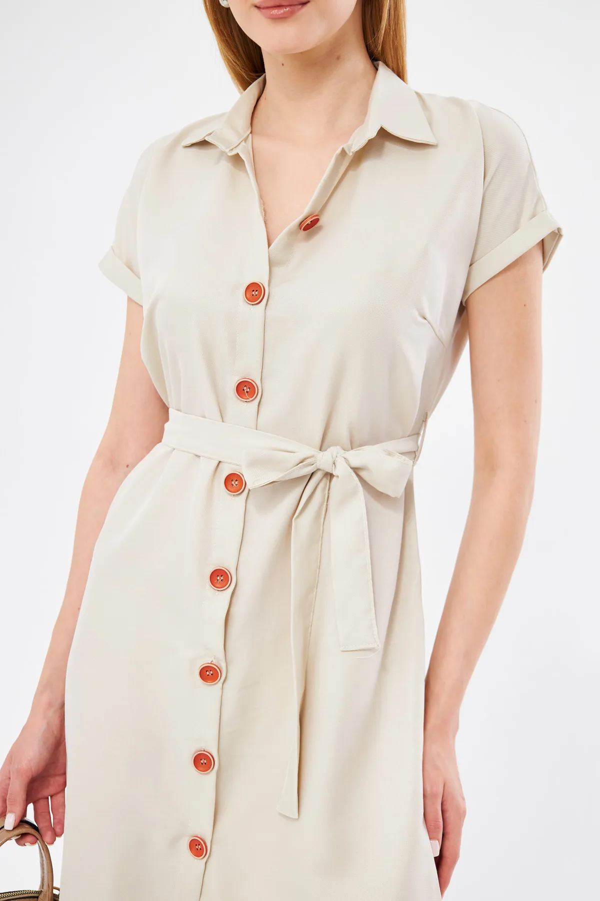 armonika  Ecrufarbenes, kurzärmliges Hemdblusenkleid mit Taillengürtel für Damen ARM-19Y001068