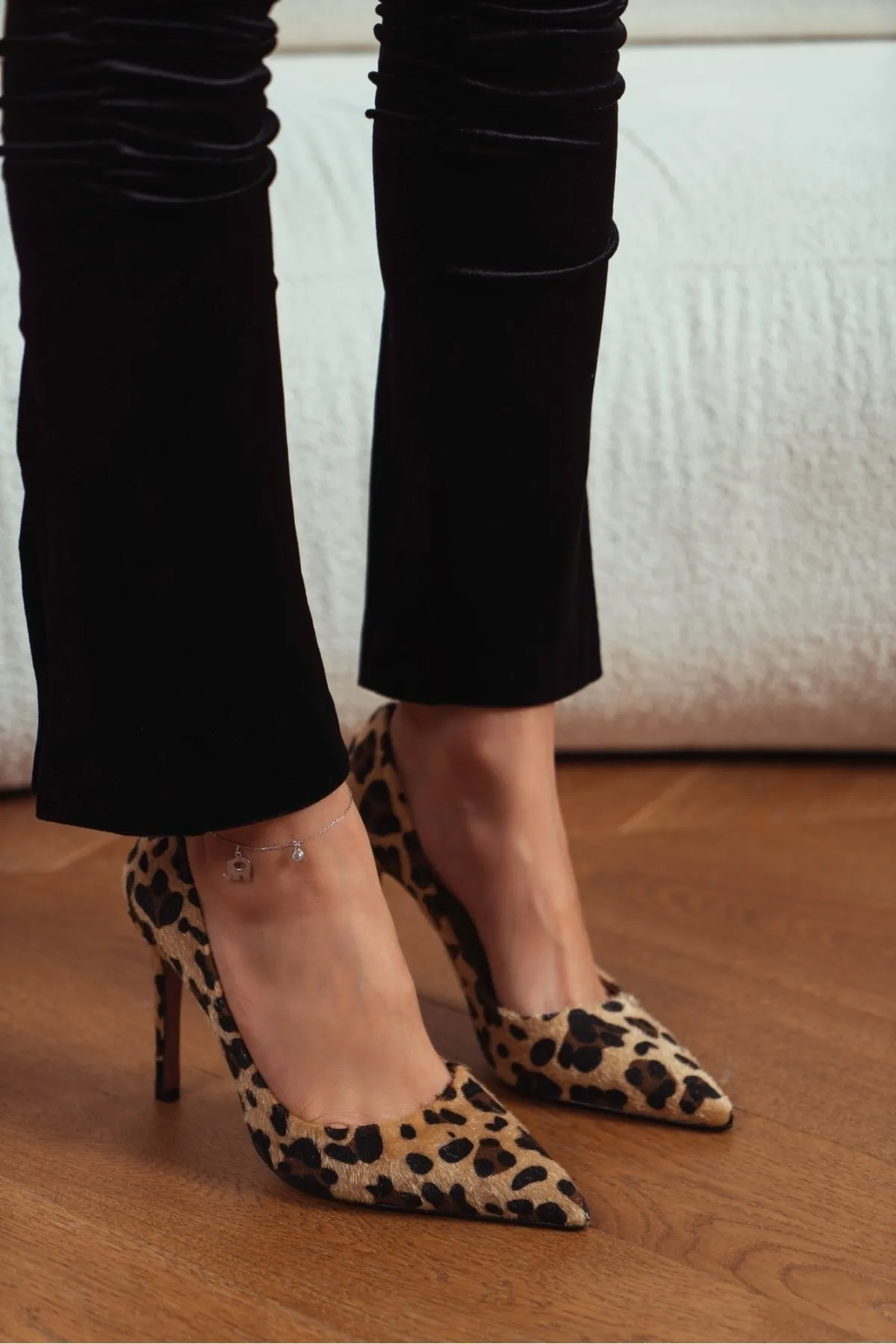 NİŞANTAŞI SHOES  Damen-Stiletto aus Leoparden-Wildleder mit spitzer Zehenpartie