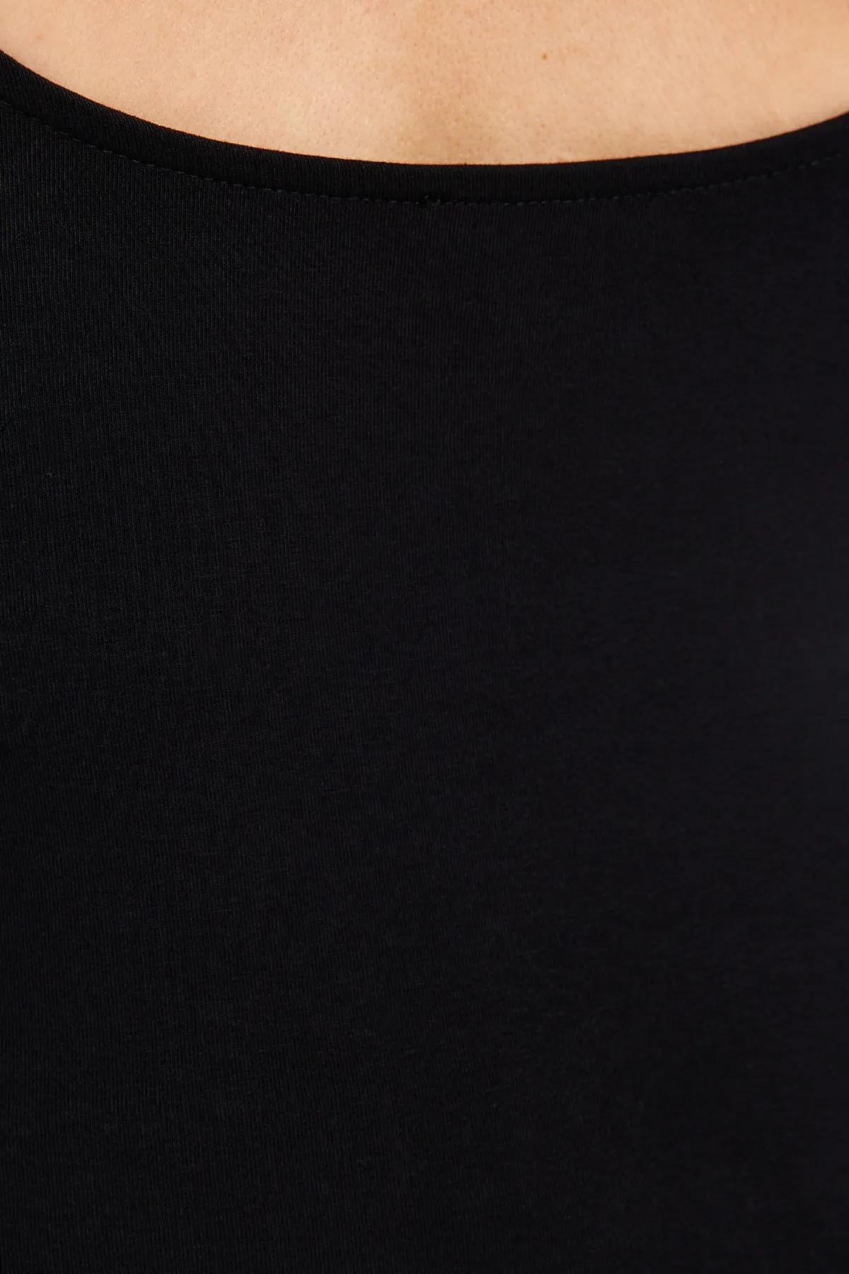 Trendyol Collection  Schwarze, dehnbare, rückenfreie, taillierte Bluse aus Baumwolle TWOAW24BZ00160