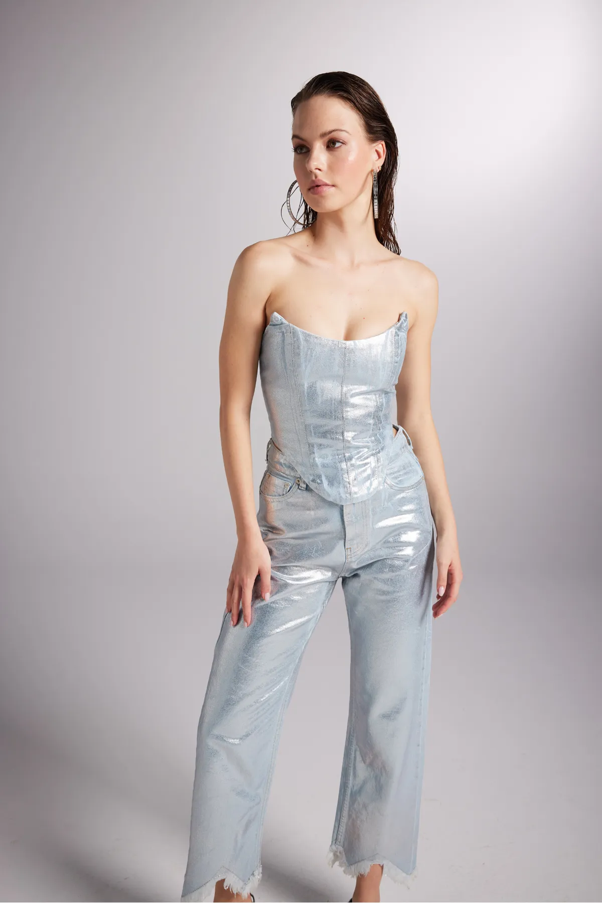 HOLLY LOLLY  Maßgeschneiderte, glänzend beschichtete, glänzende Jeanshose in Blau