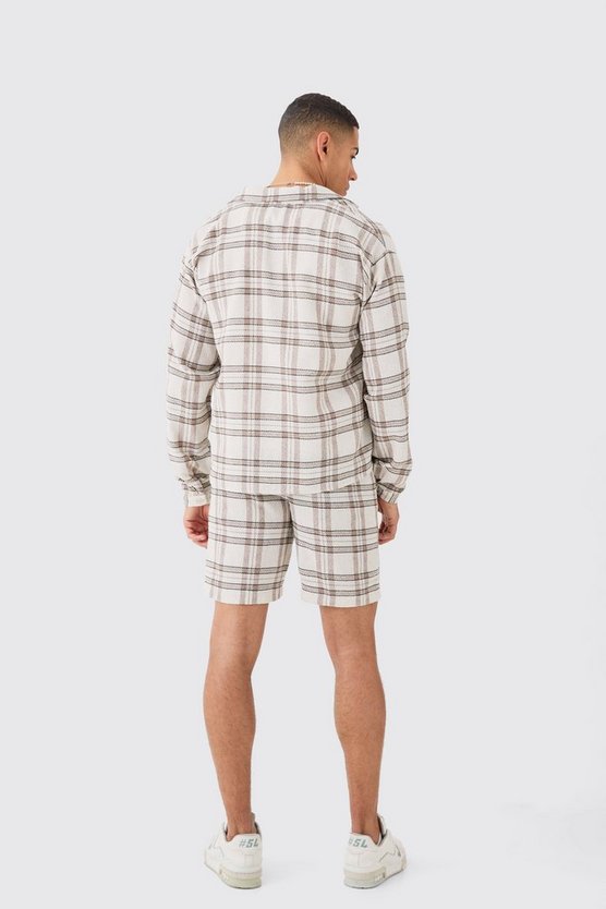 Langärmliges kastiges strukturiertes Hemd und Shorts