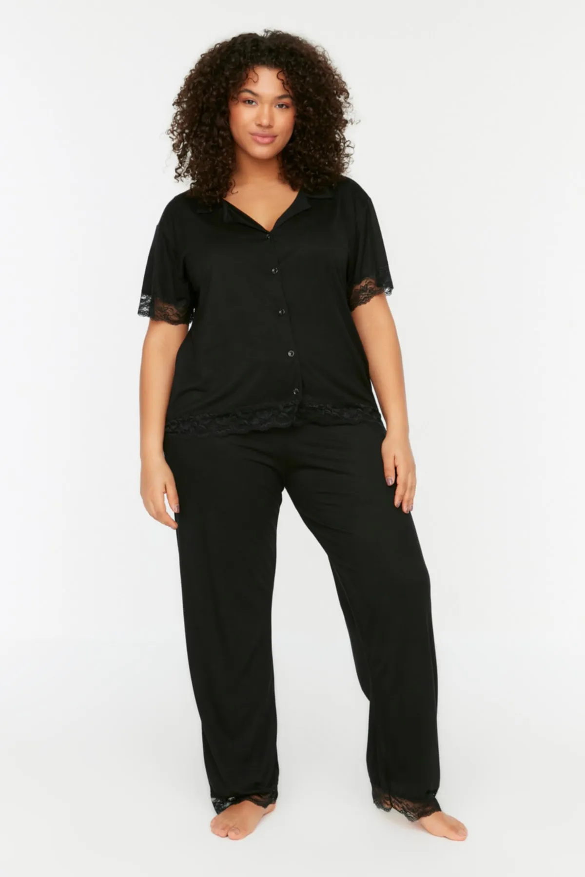Trendyol Curve  Gestricktes Pyjama-Set aus schwarzer Spitze TBSSS22PT0623