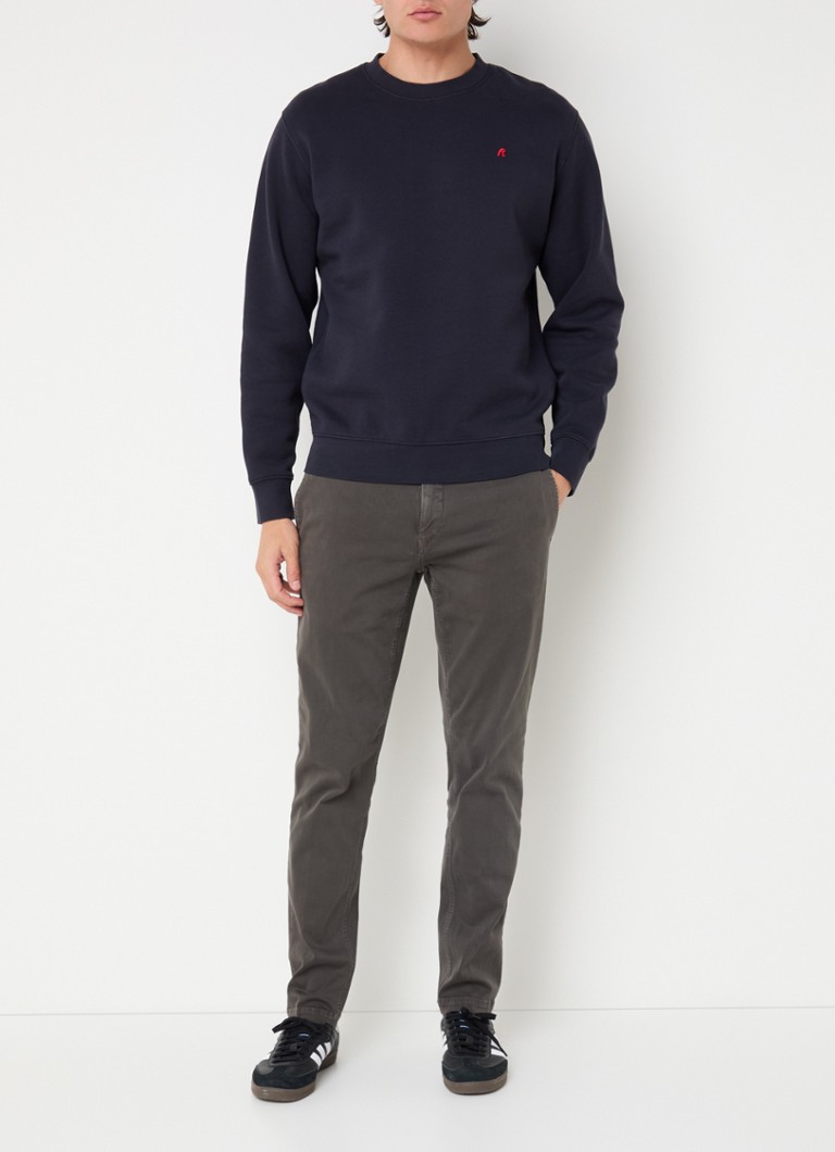 Pantaloni chino Benni Replay cu croială clasică și buzunare laterale.