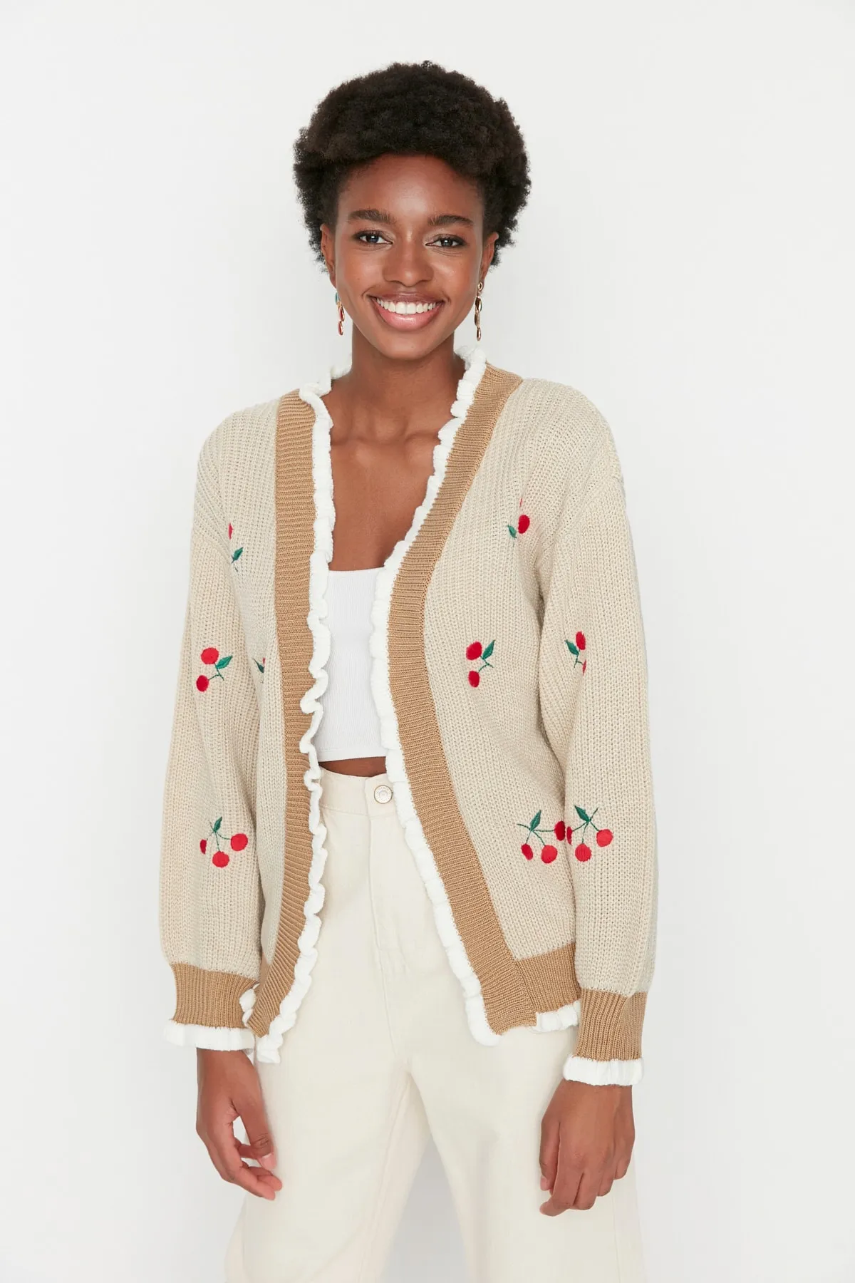 Trendyol Collection  Kamelfarbene Strickjacke mit Stickerei TWOAW21HI0628