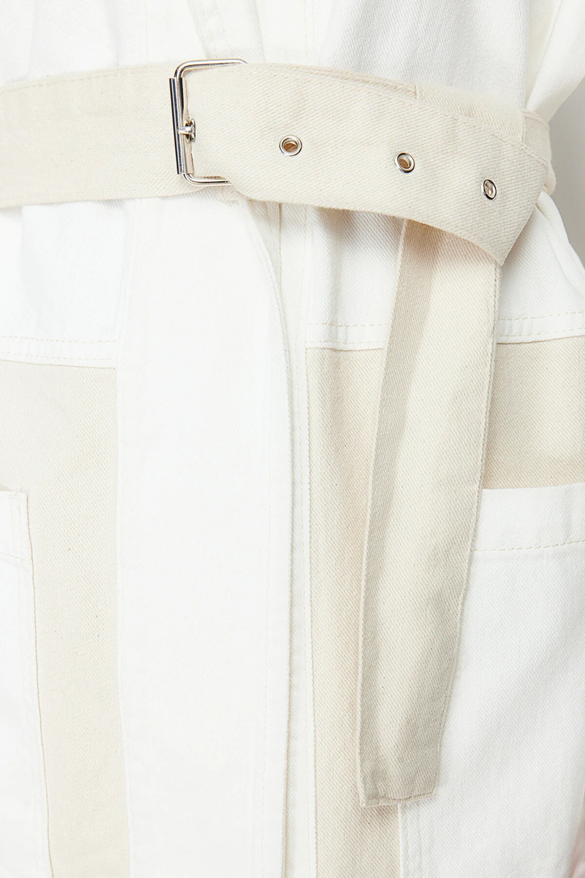 Trendyol Collection  Weiße Oversize-Jeansjacke mit Blockfarben und Gürtel TWOSS21CE0186