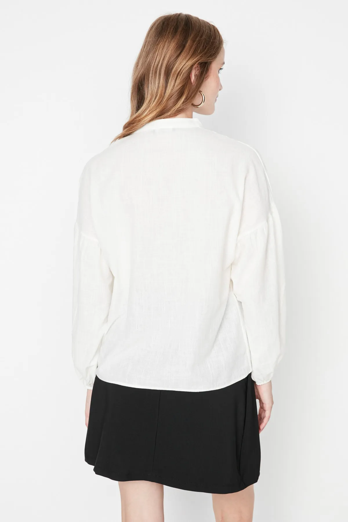 Trendyol Collection  Weiße, bestickte, gewebte Bluse mit Ballonärmeln TWOSS20BZ0284